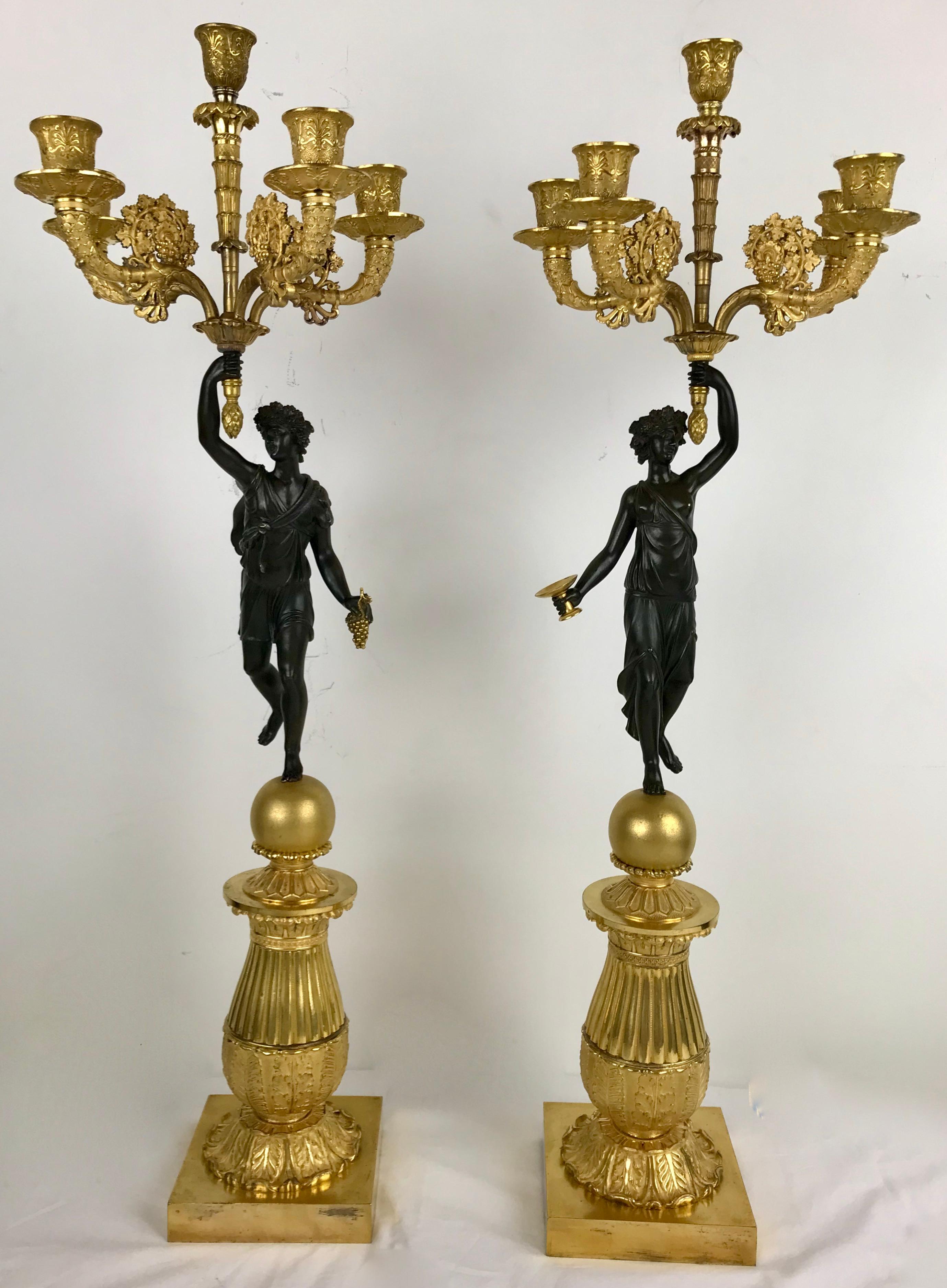 Paar figurale französische Empire-Kandelaber aus Bronze, signiert Chibout (Französisch) im Angebot