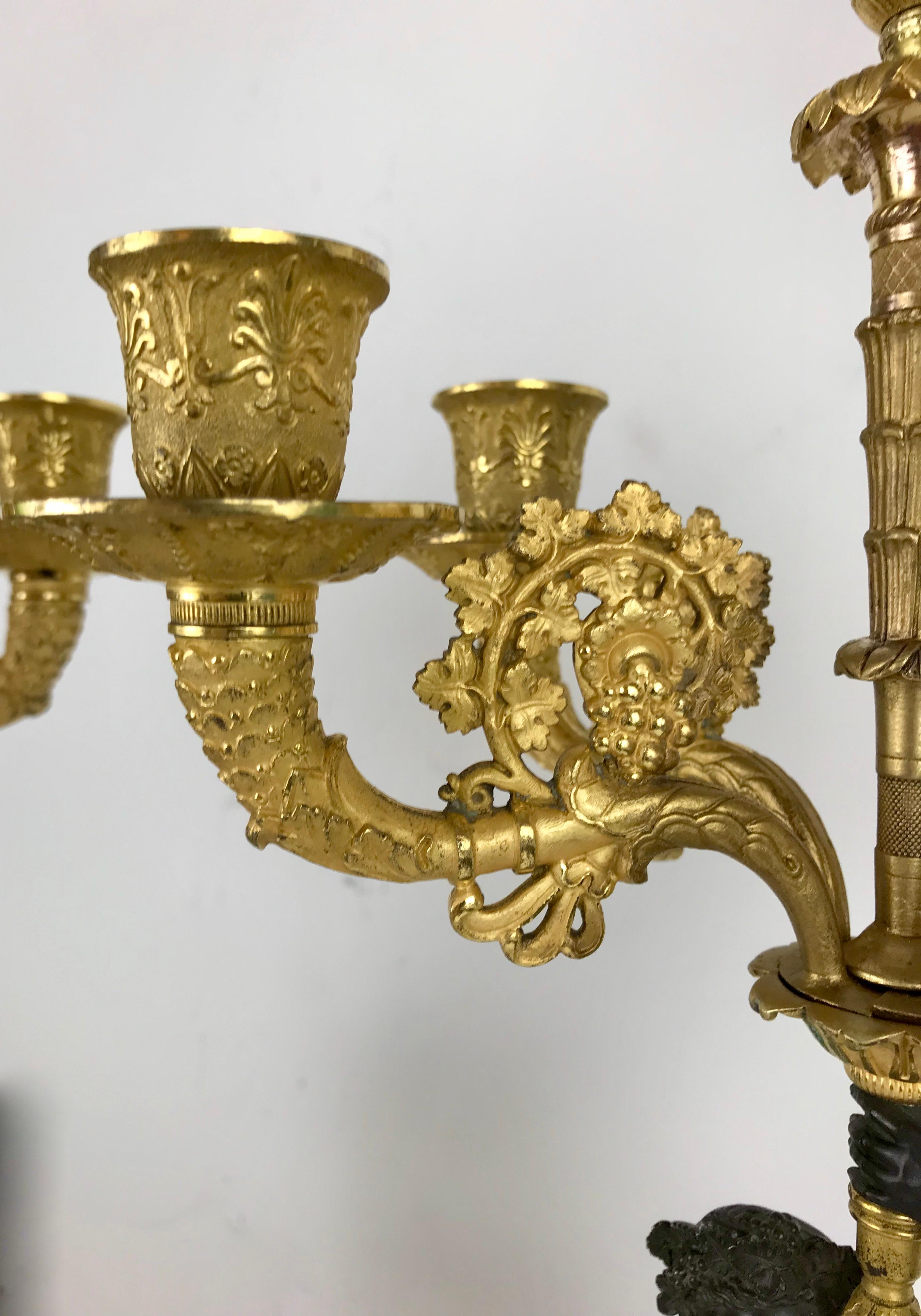Paar figurale französische Empire-Kandelaber aus Bronze, signiert Chibout (19. Jahrhundert) im Angebot