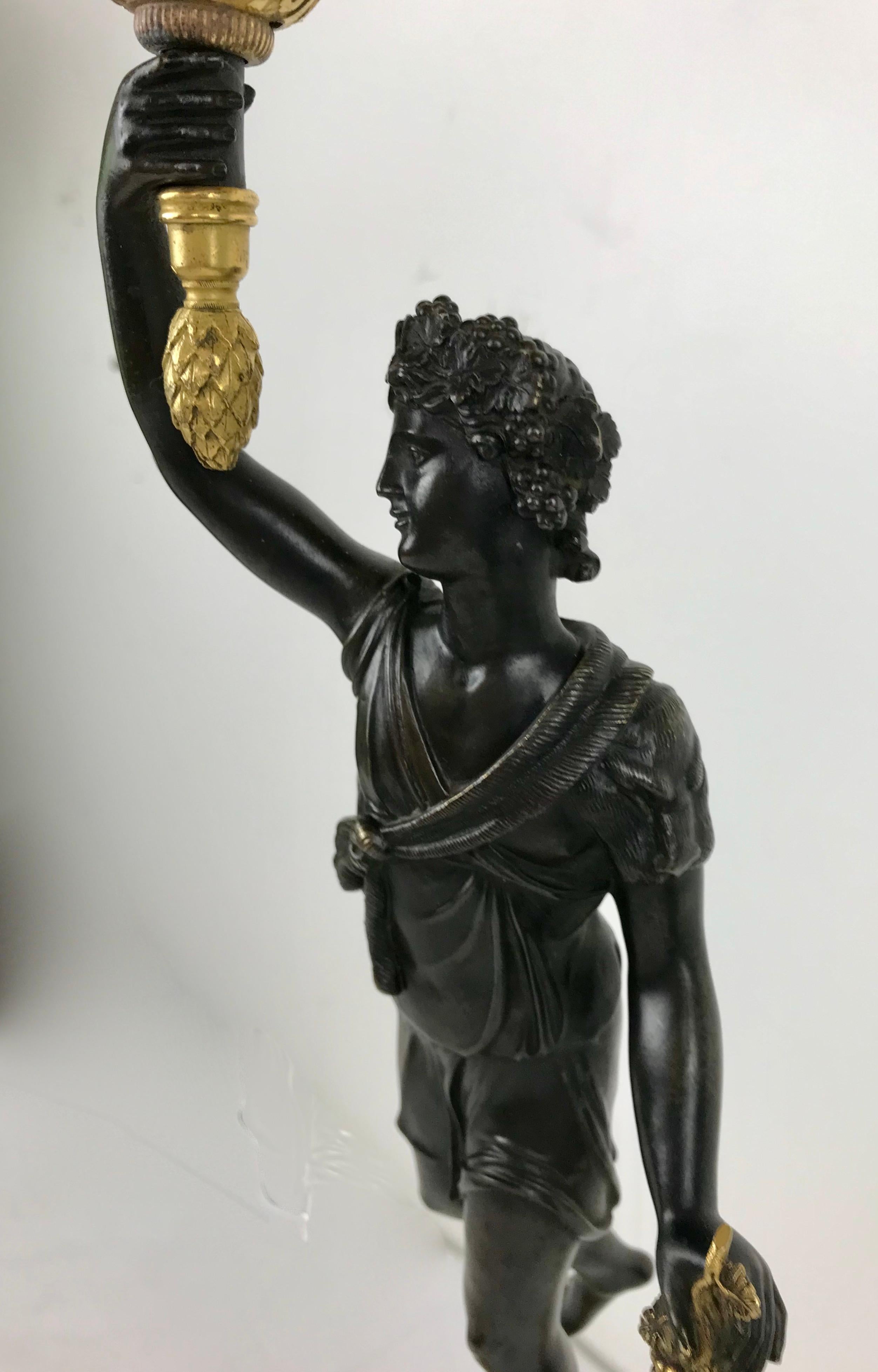Paar figurale französische Empire-Kandelaber aus Bronze, signiert Chibout im Angebot 3