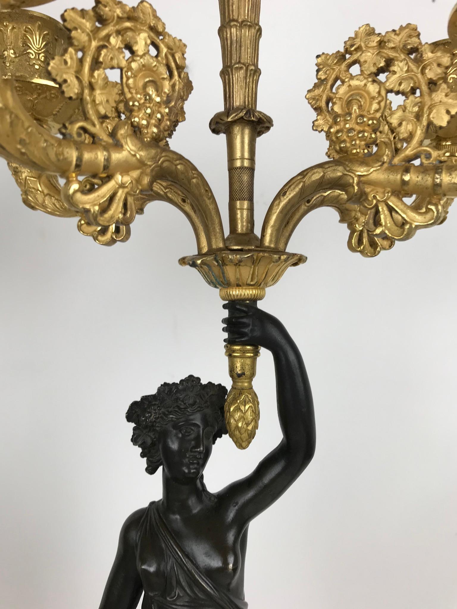 Paar figurale französische Empire-Kandelaber aus Bronze, signiert Chibout im Angebot 4