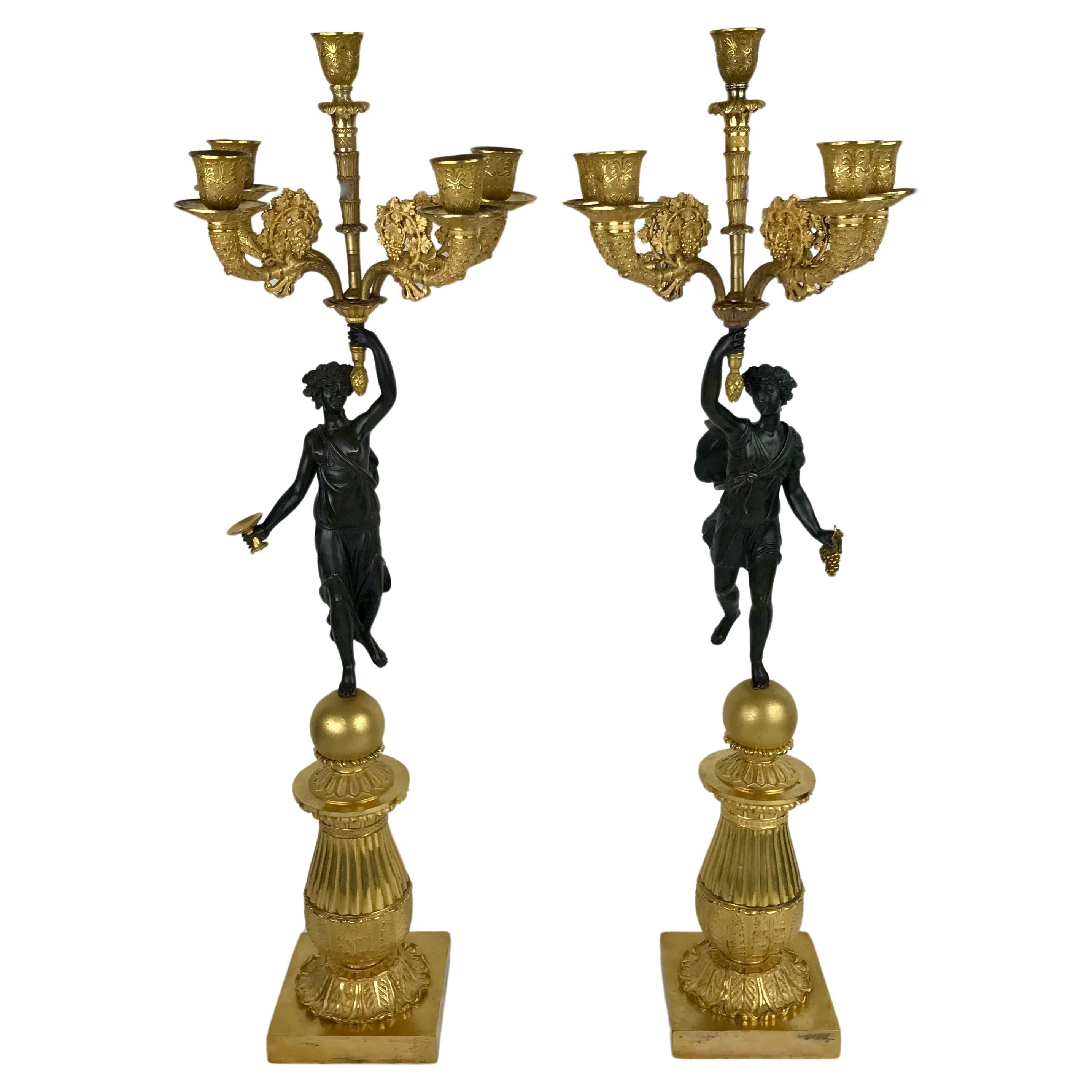 Paire de candélabres figuratifs Empire français en bronze signé Chibout