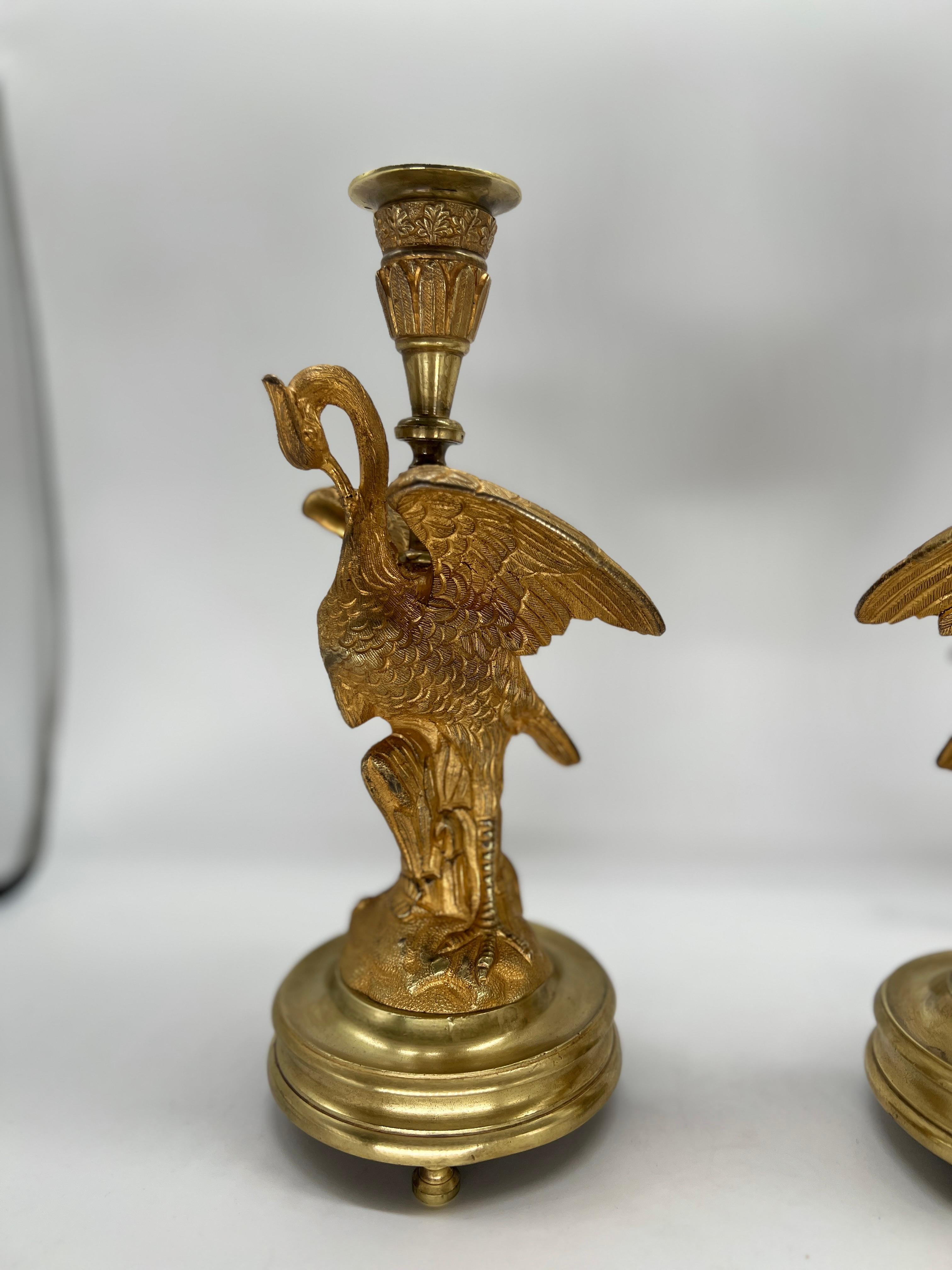 Francese Coppia di candelieri in bronzo dorato impero francese con motivo a gru, circa 1815 in vendita