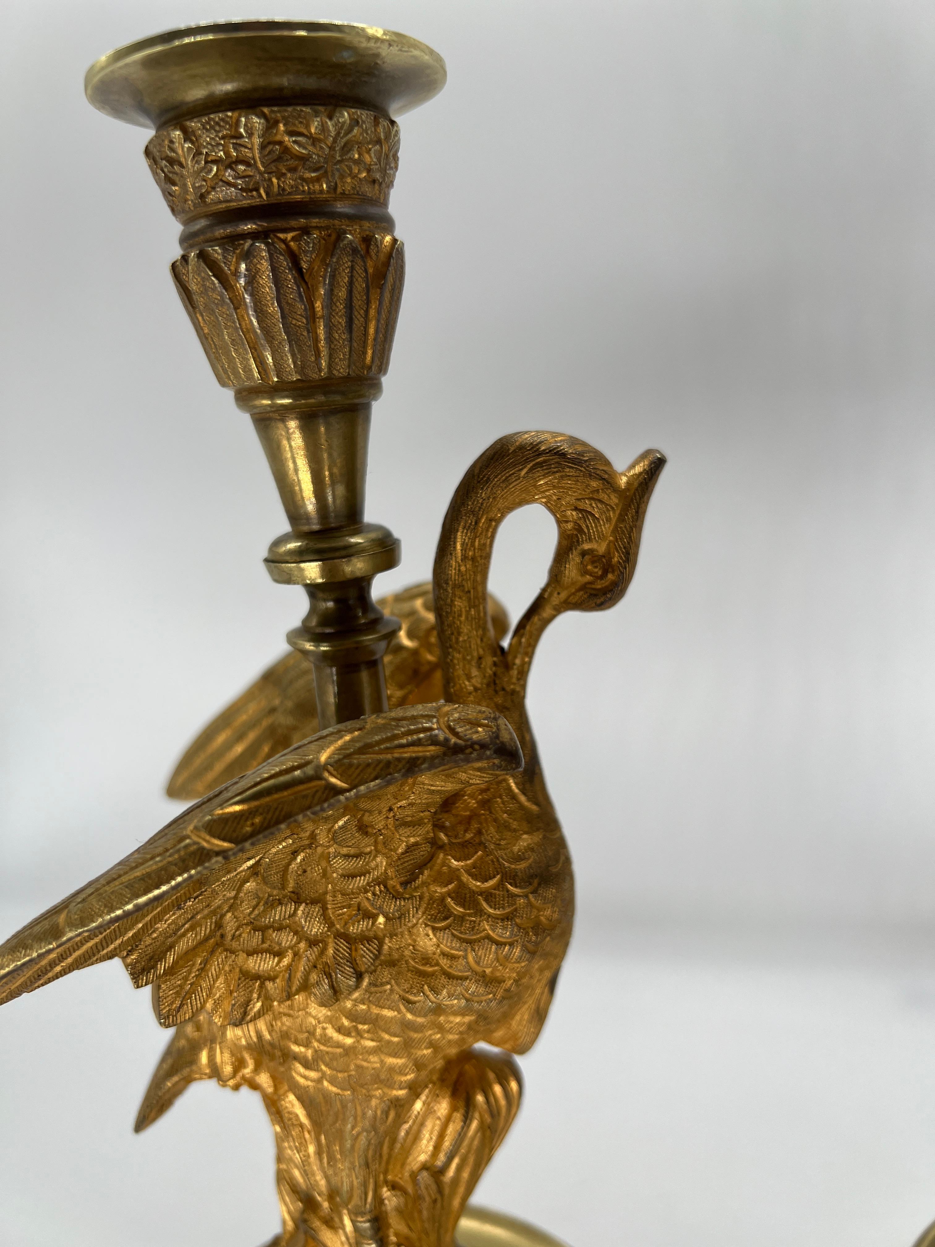 Coppia di candelieri in bronzo dorato impero francese con motivo a gru, circa 1815 in vendita 2