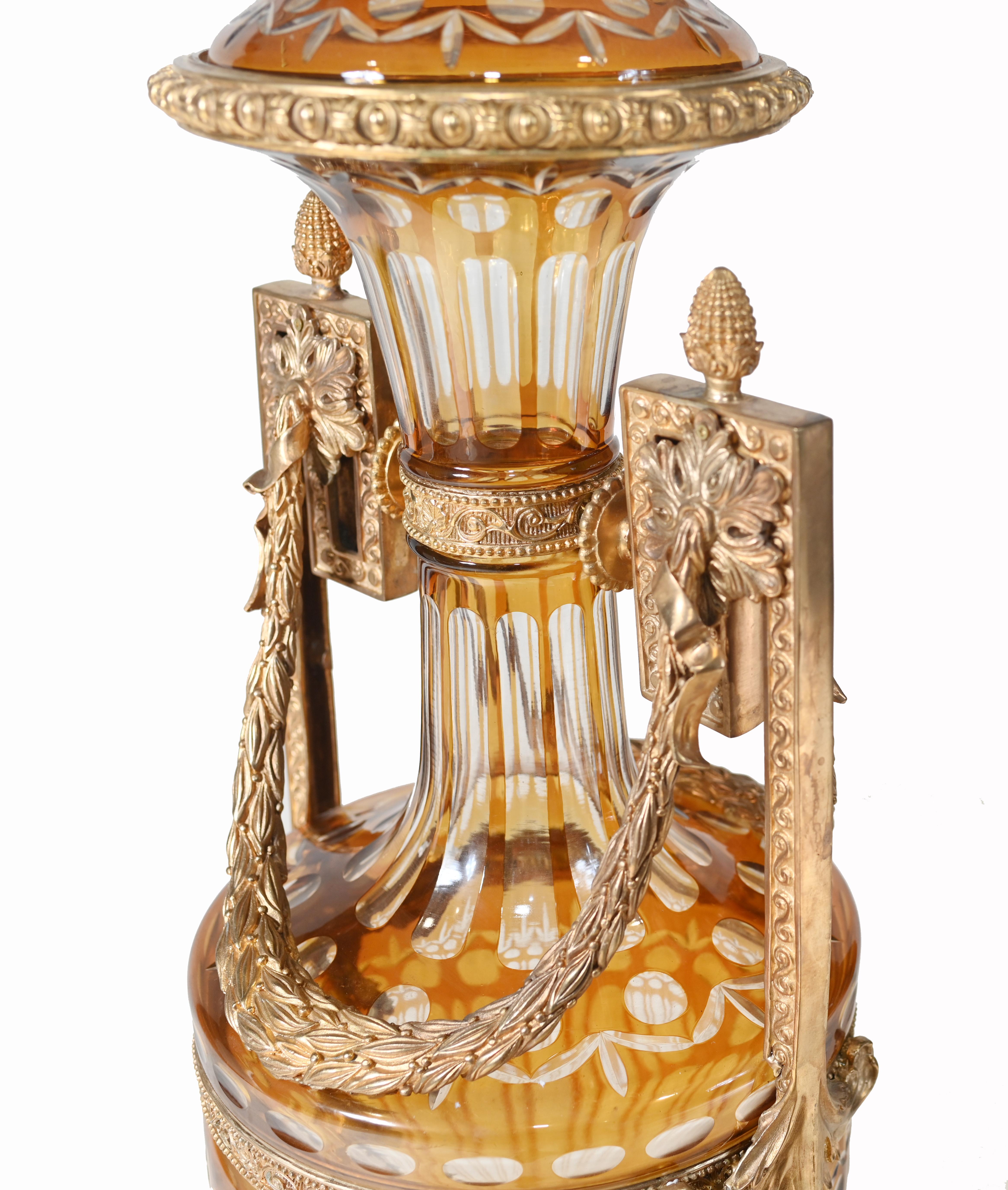 Paire d'urnes Amphora en verre Empire Montures en bronze doré Vases en vente 4