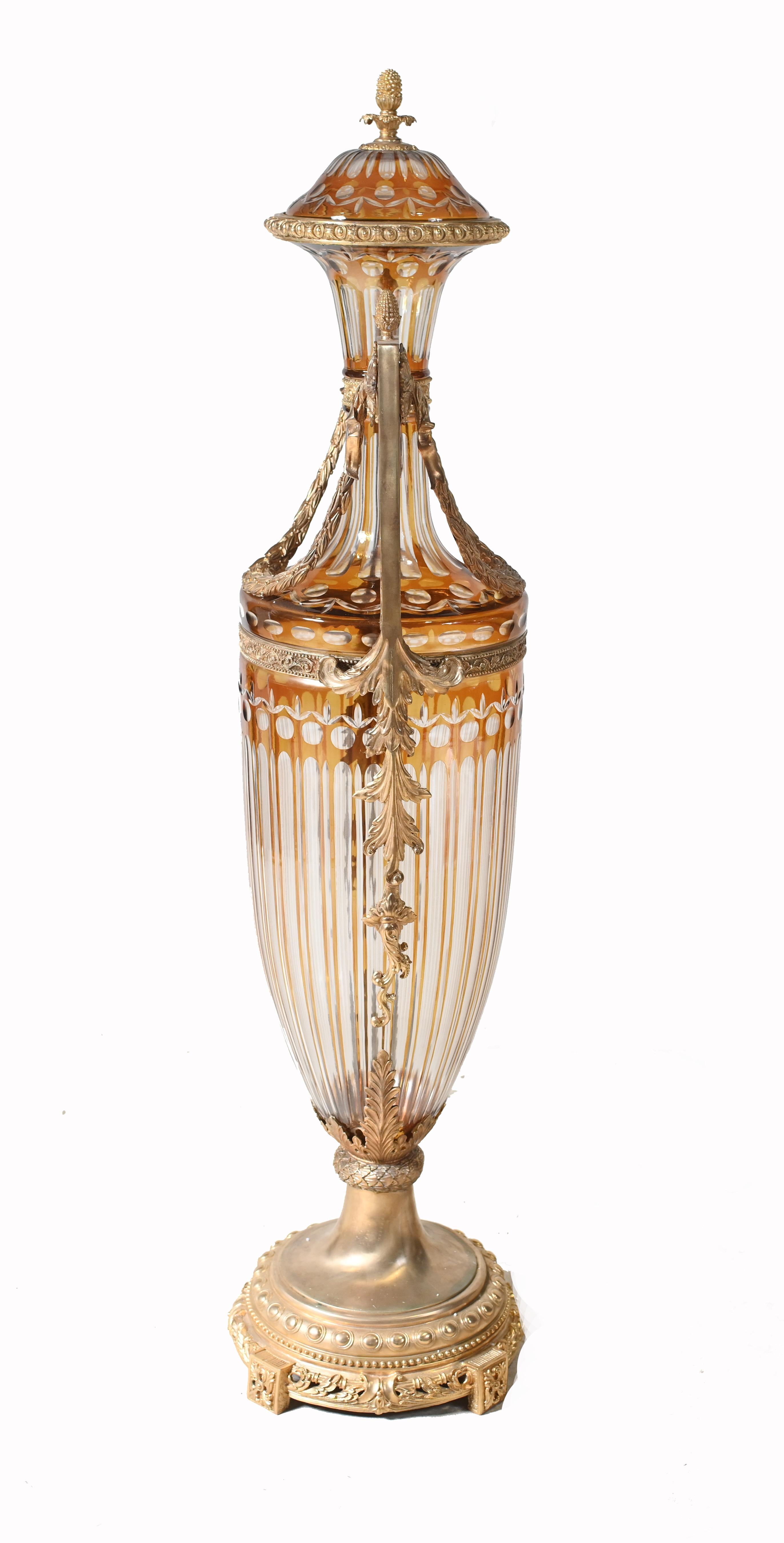 Paire d'urnes Amphora en verre Empire Montures en bronze doré Vases en vente 5