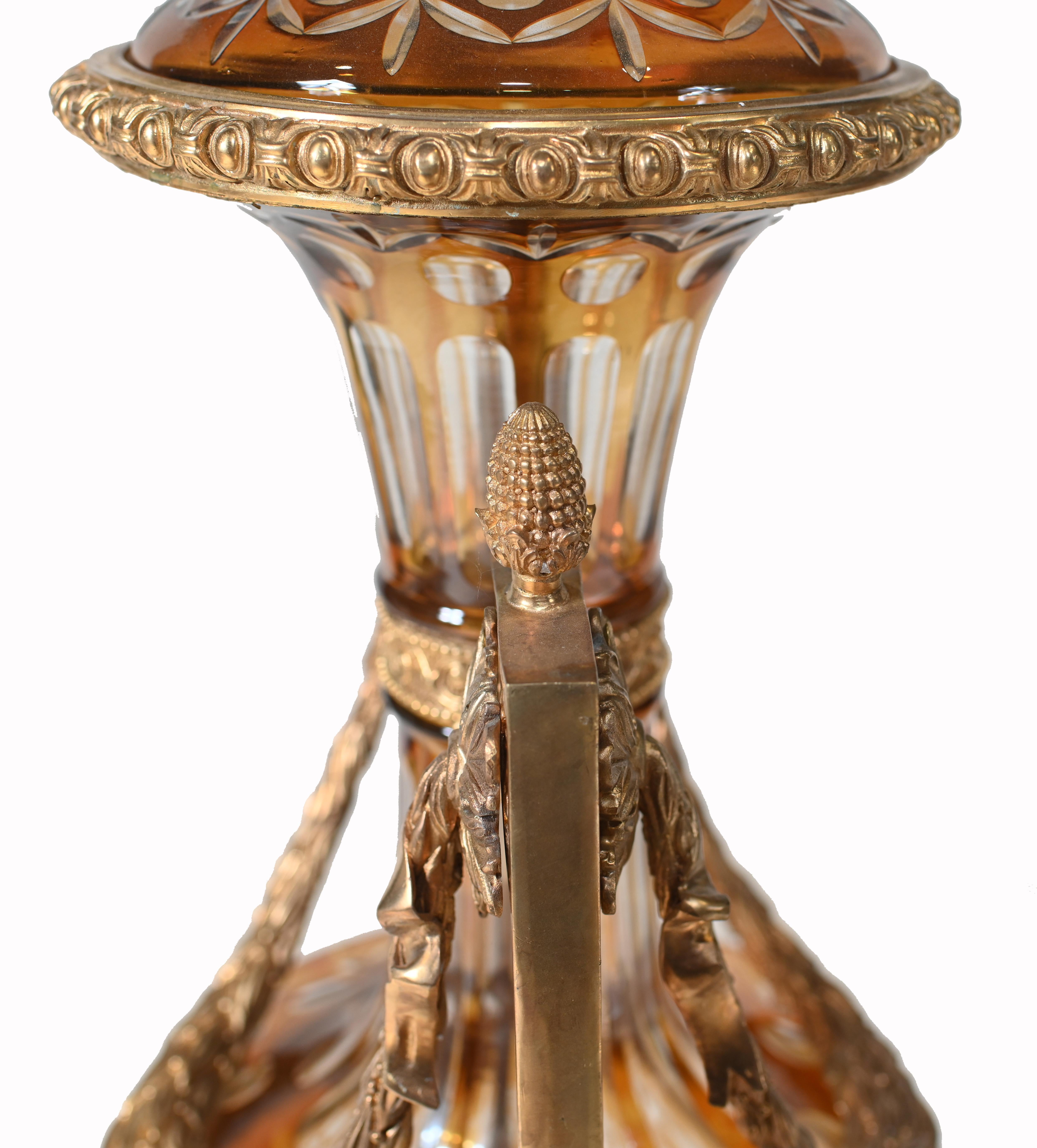 Paire d'urnes Amphora en verre Empire Montures en bronze doré Vases en vente 6