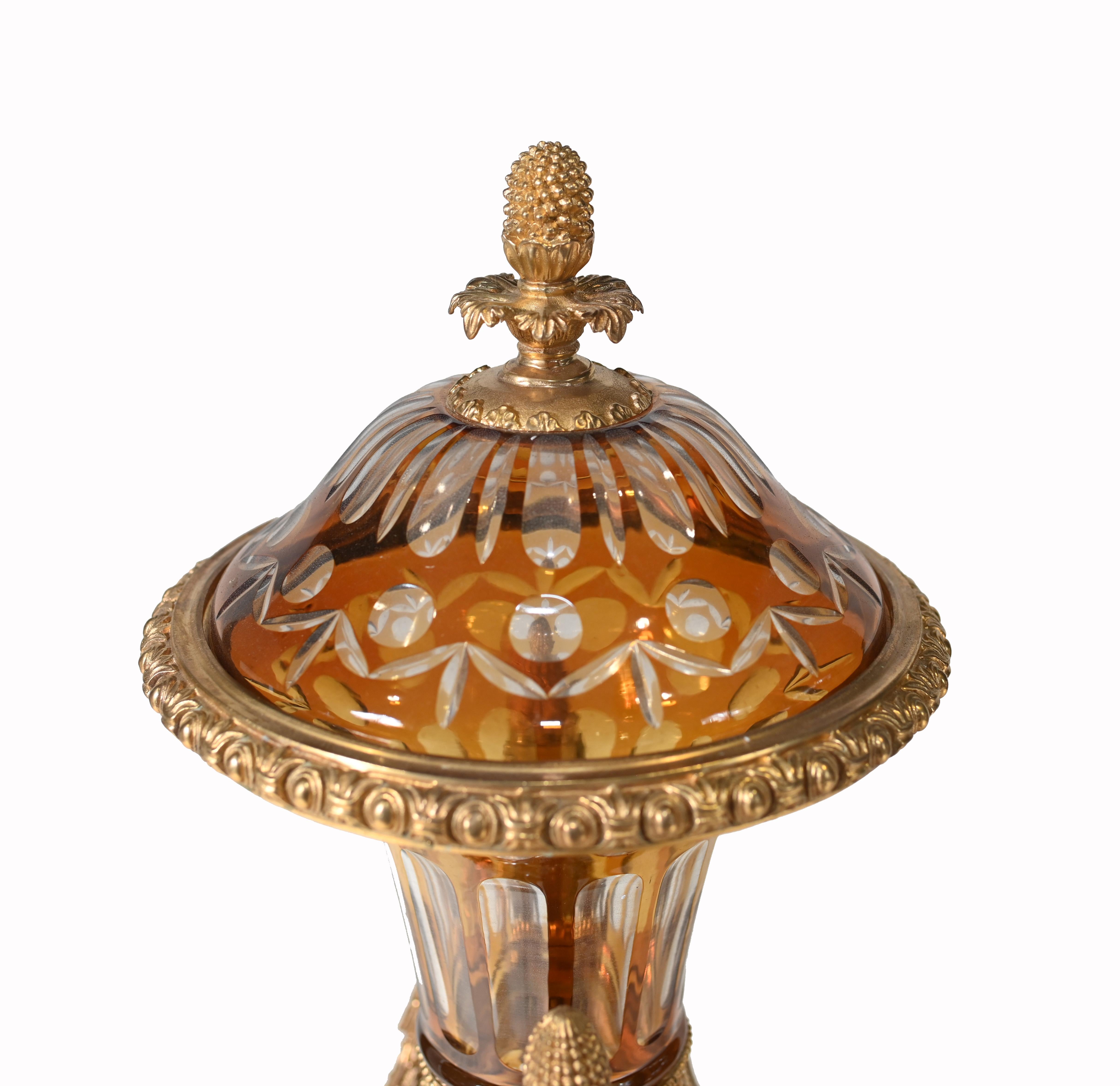 Paire d'urnes Amphora en verre Empire Montures en bronze doré Vases en vente 7