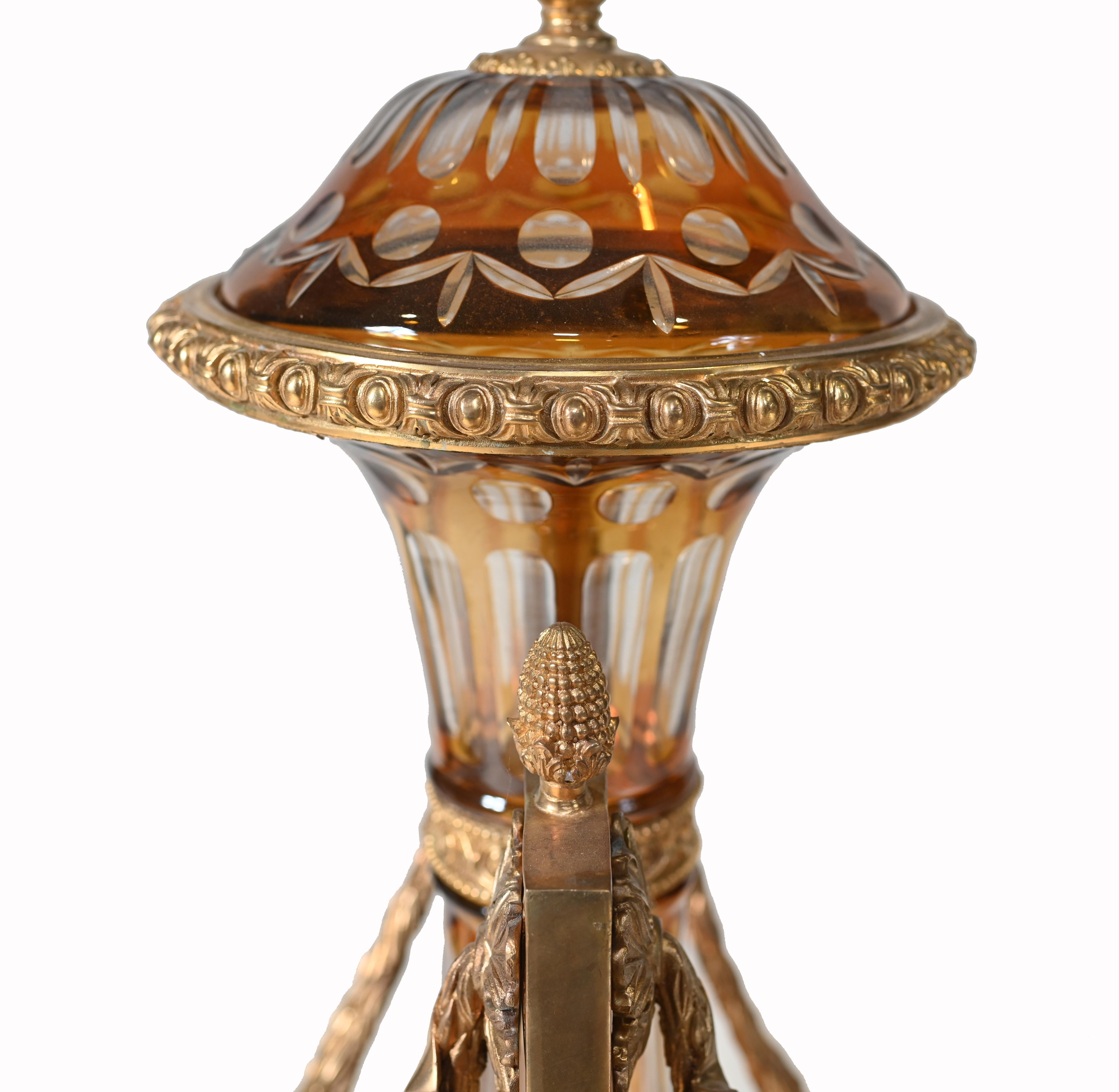 Paire d'urnes Amphora en verre Empire Montures en bronze doré Vases en vente 8