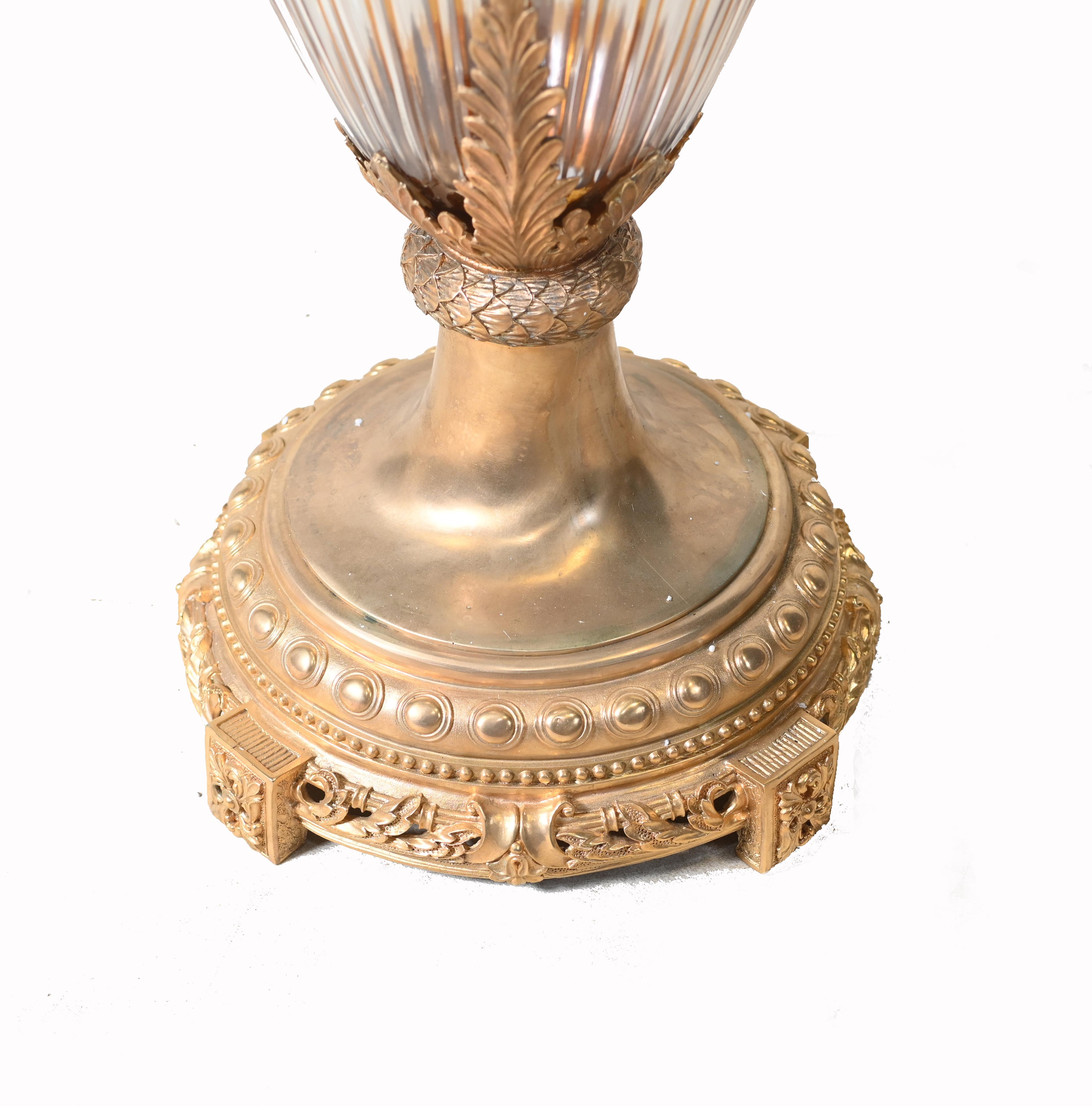 Paire d'urnes Amphora en verre Empire Montures en bronze doré Vases en vente 9