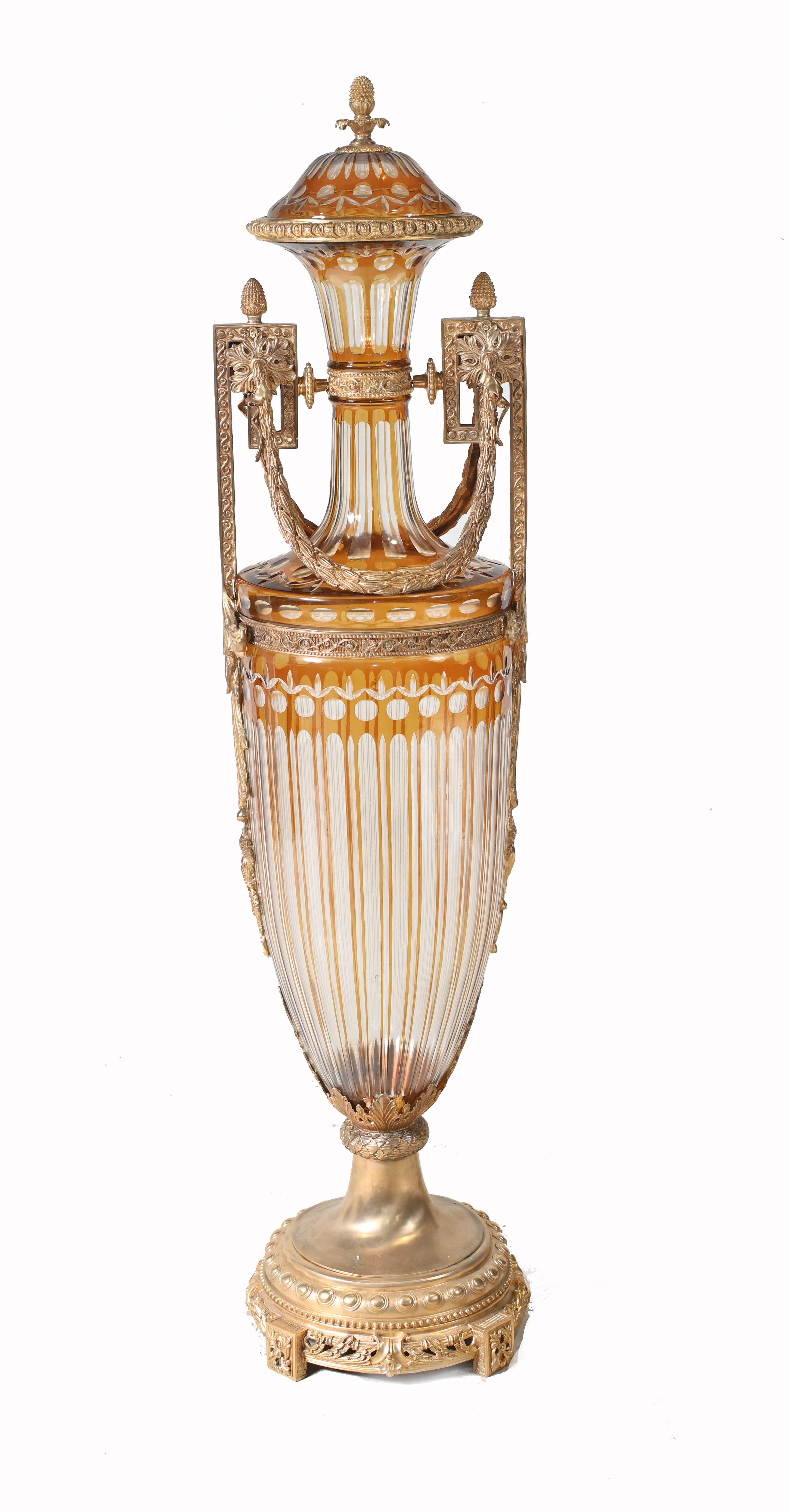 Superbe paire d'urnes Empire en verre taillé et bronze doré
Cette paire architecturale mesure près d'un mètre cinquante de haut, ce qui est très impressionnant !
Elles ont la forme classique d'une campane
Une superbe pièce de collection, vous
