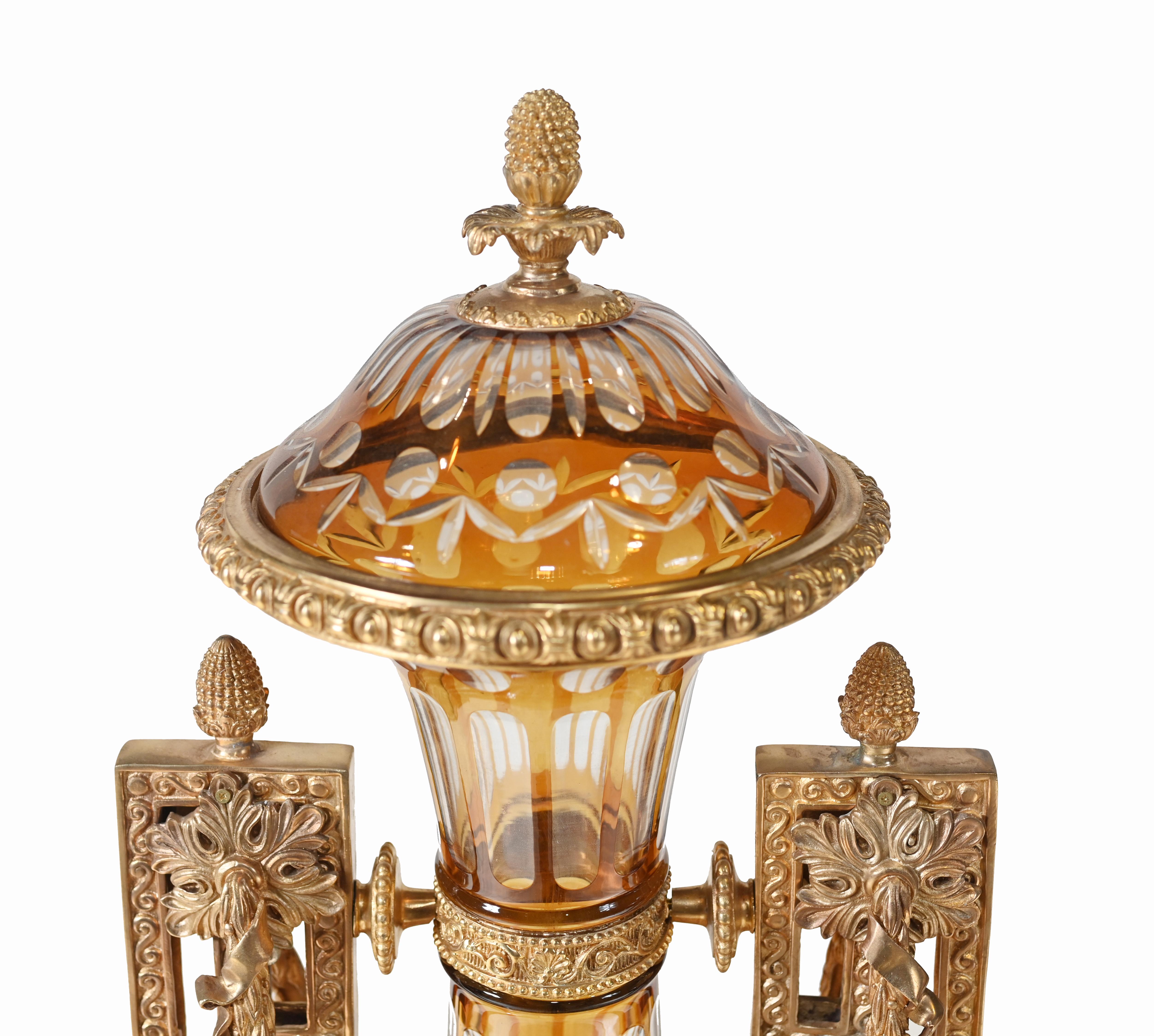 Paire d'urnes Amphora en verre Empire Montures en bronze doré Vases Bon état - En vente à Potters Bar, GB