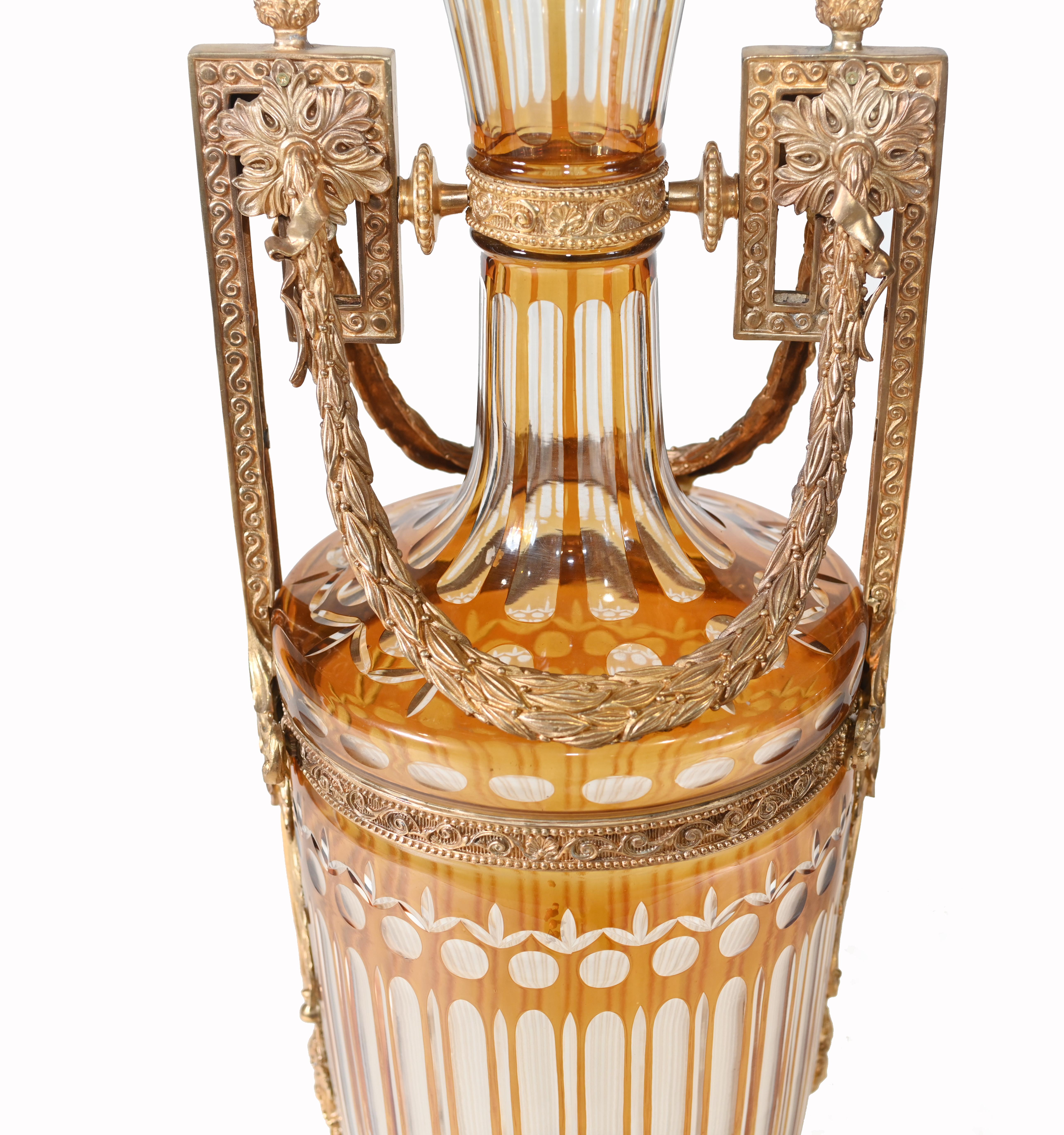 Fin du 20e siècle Paire d'urnes Amphora en verre Empire Montures en bronze doré Vases en vente