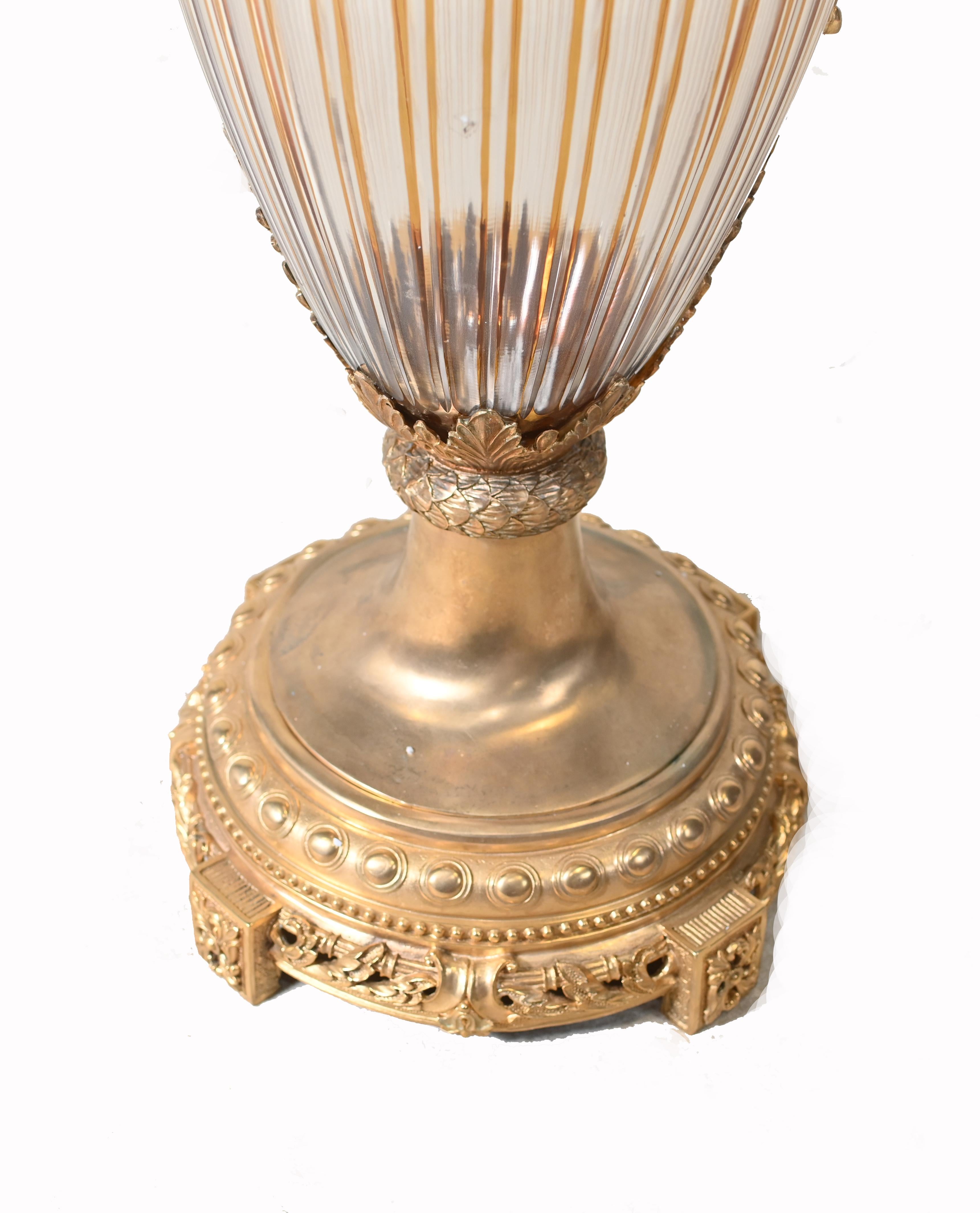 Bronze doré Paire d'urnes Amphora en verre Empire Montures en bronze doré Vases en vente