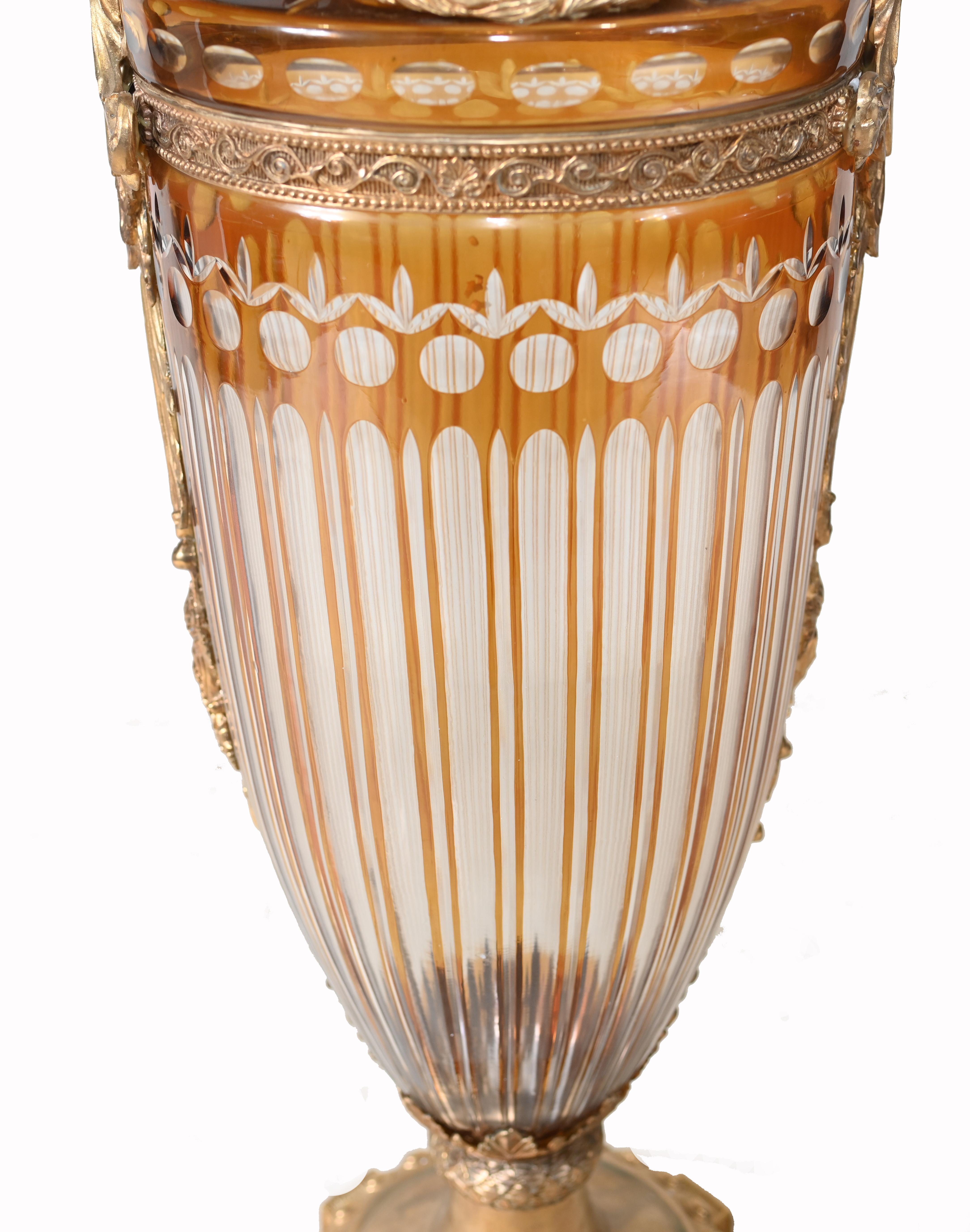 Paire d'urnes Amphora en verre Empire Montures en bronze doré Vases en vente 1