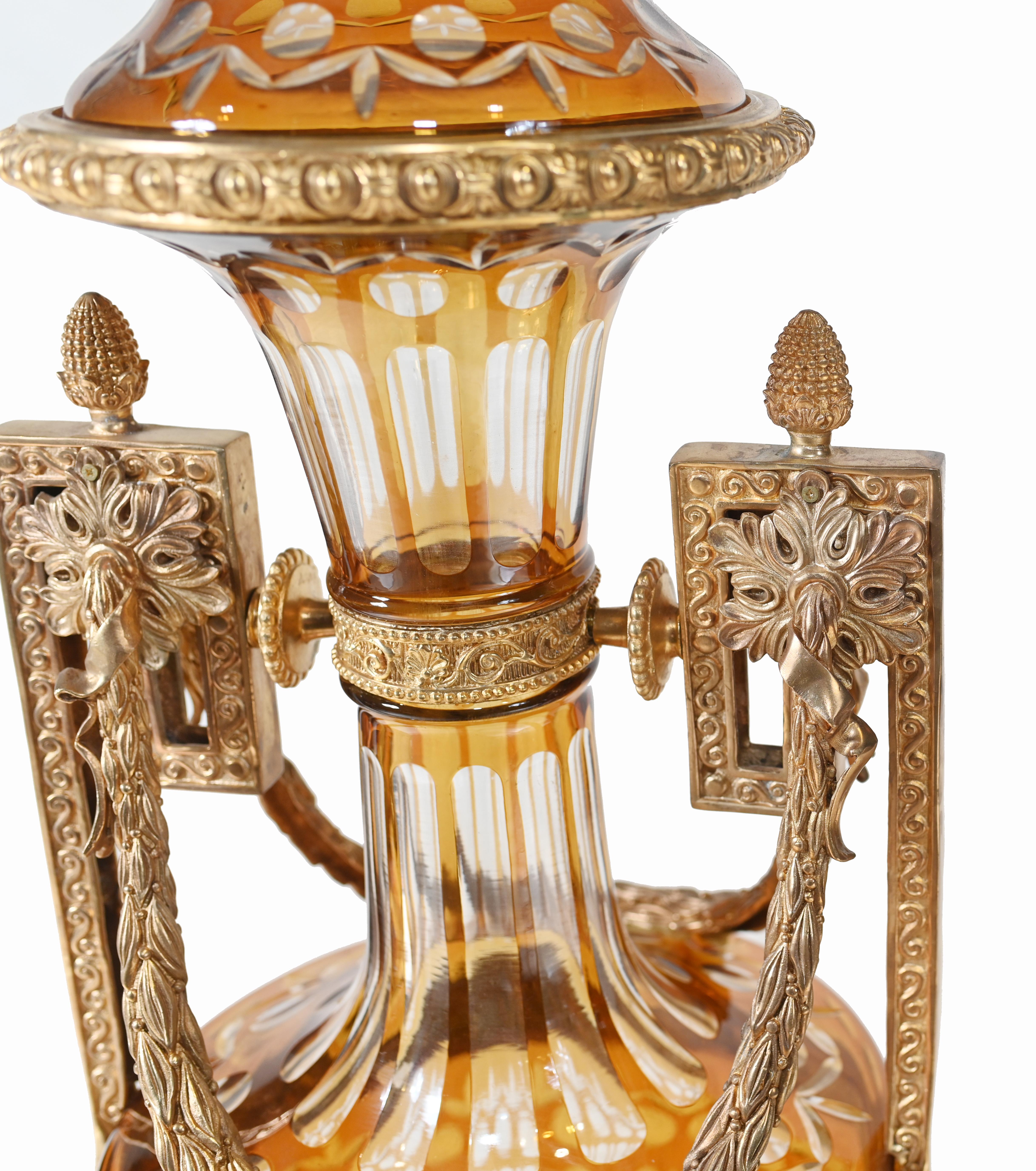 Paire d'urnes Amphora en verre Empire Montures en bronze doré Vases en vente 2