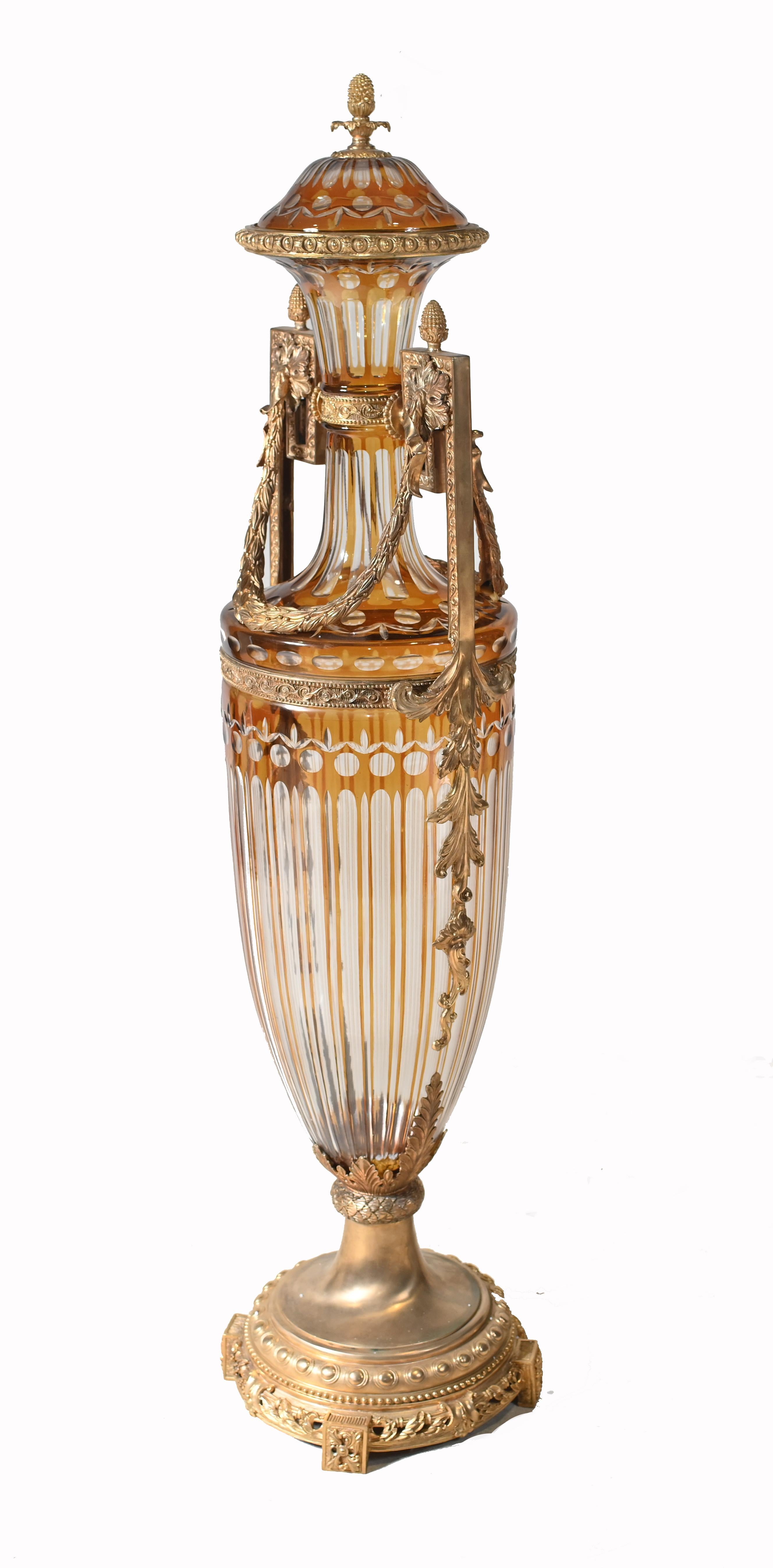 Paire d'urnes Amphora en verre Empire Montures en bronze doré Vases en vente 3