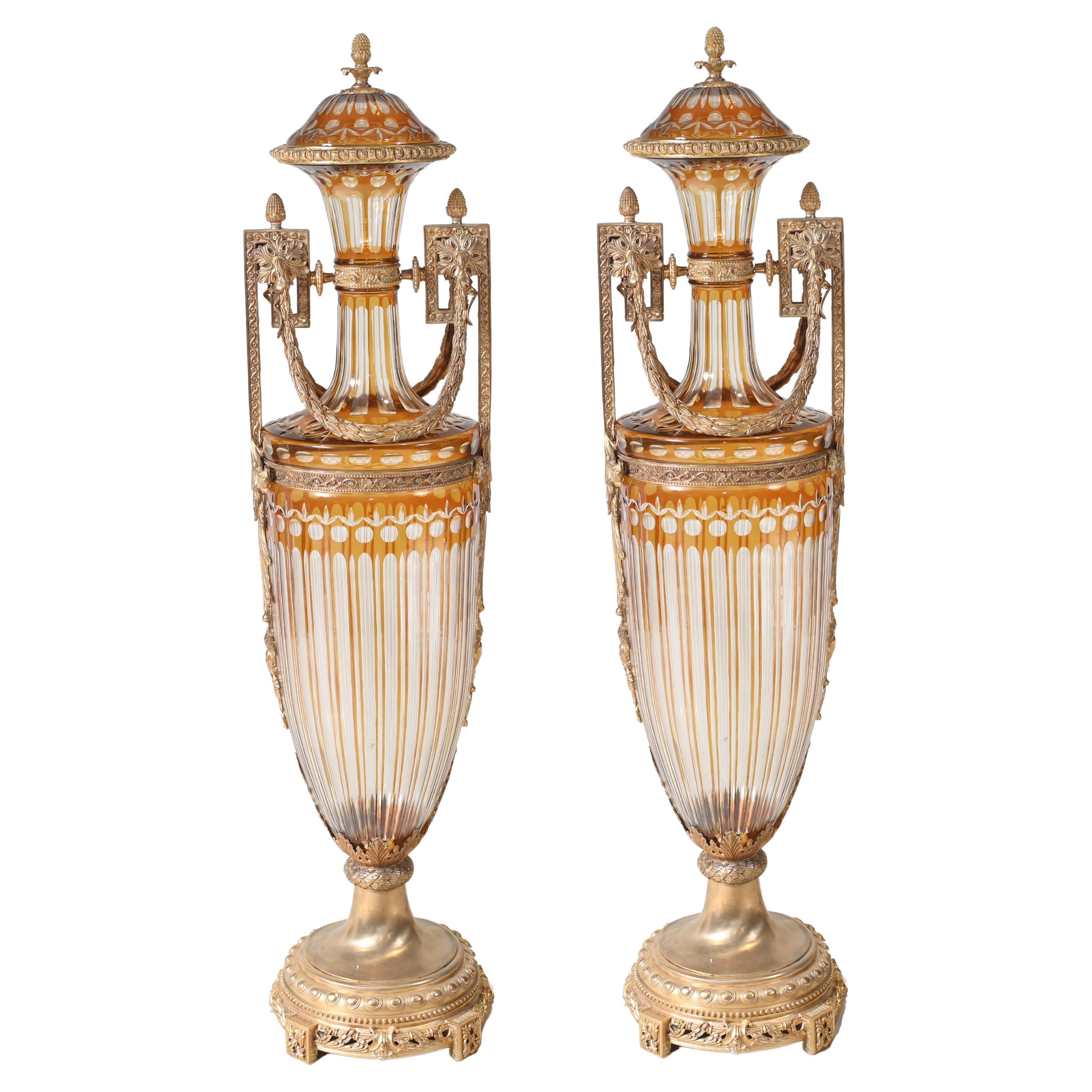 Paire d'urnes Amphora en verre Empire Montures en bronze doré Vases en vente