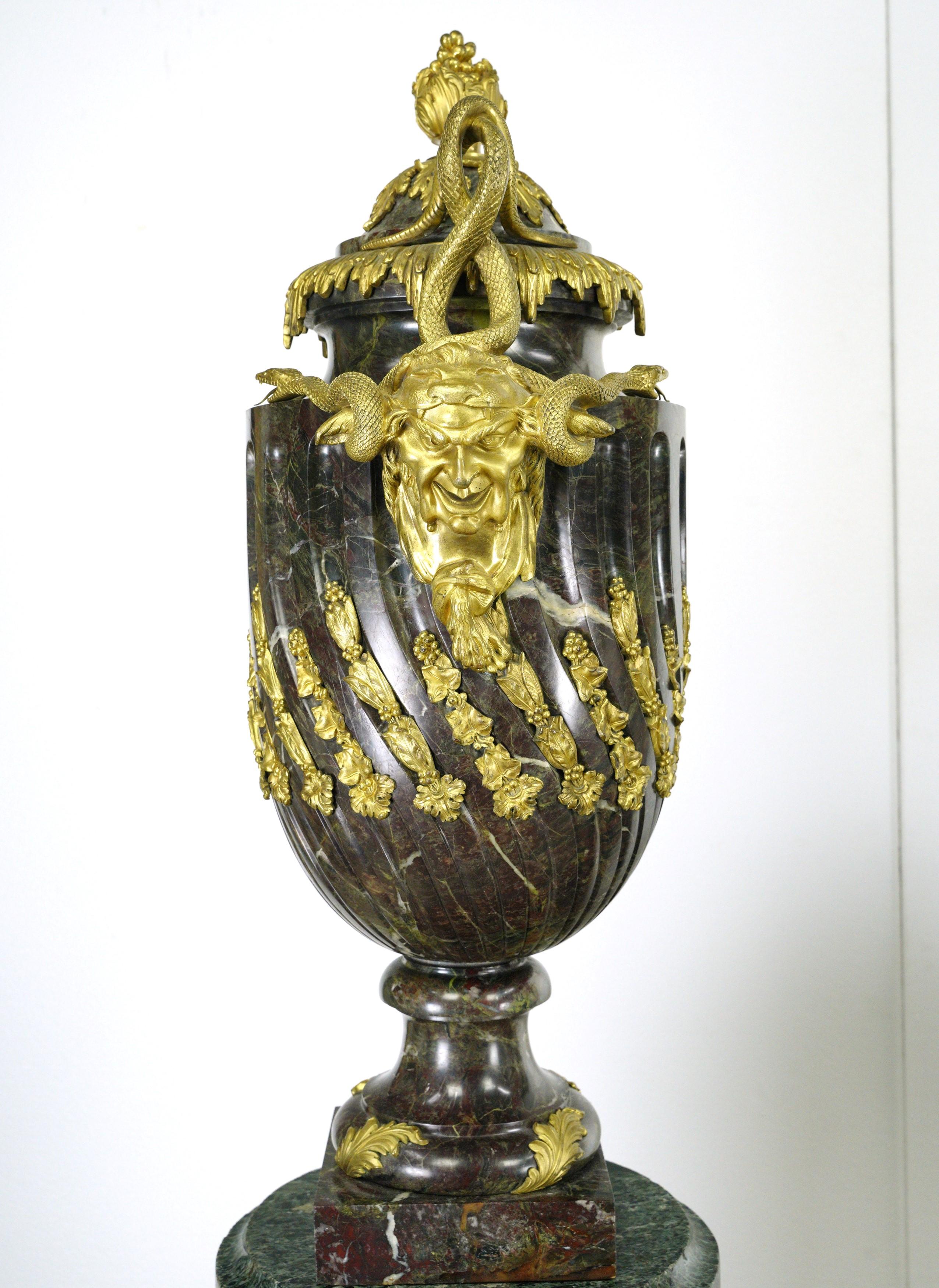 Paire de piédestaux d'urnes Empire français en marbre vert et bronze doré en vente 5