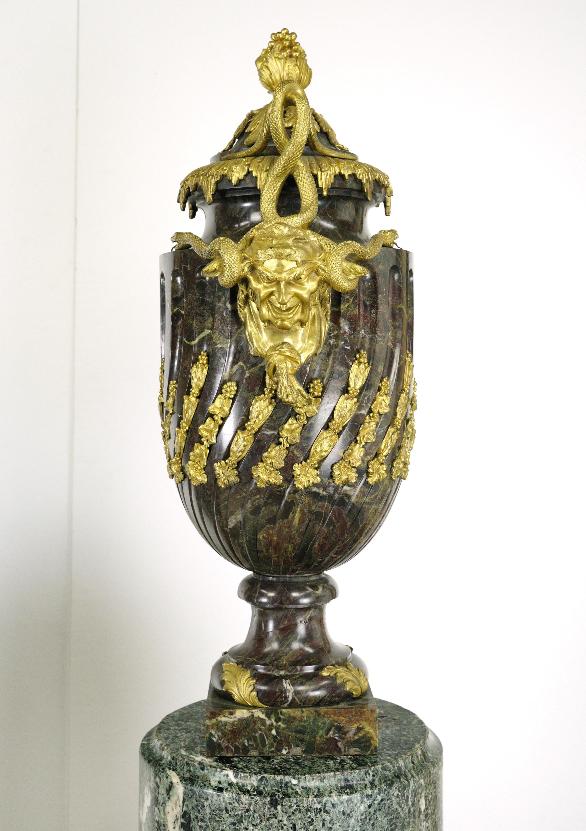 Paire de piédestaux d'urnes Empire français en marbre vert et bronze doré en vente 6