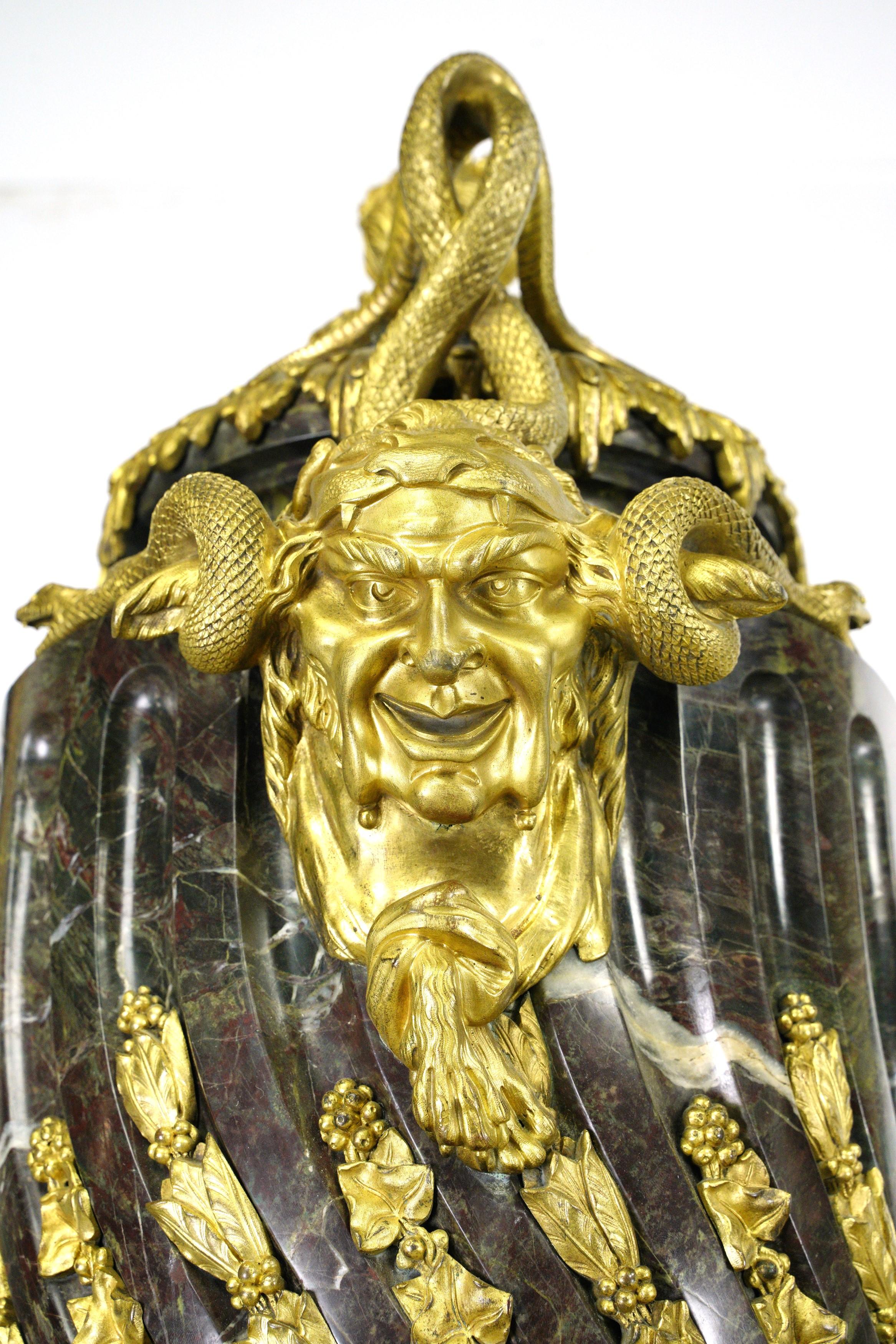 Paire de piédestaux d'urnes Empire français en marbre vert et bronze doré en vente 7