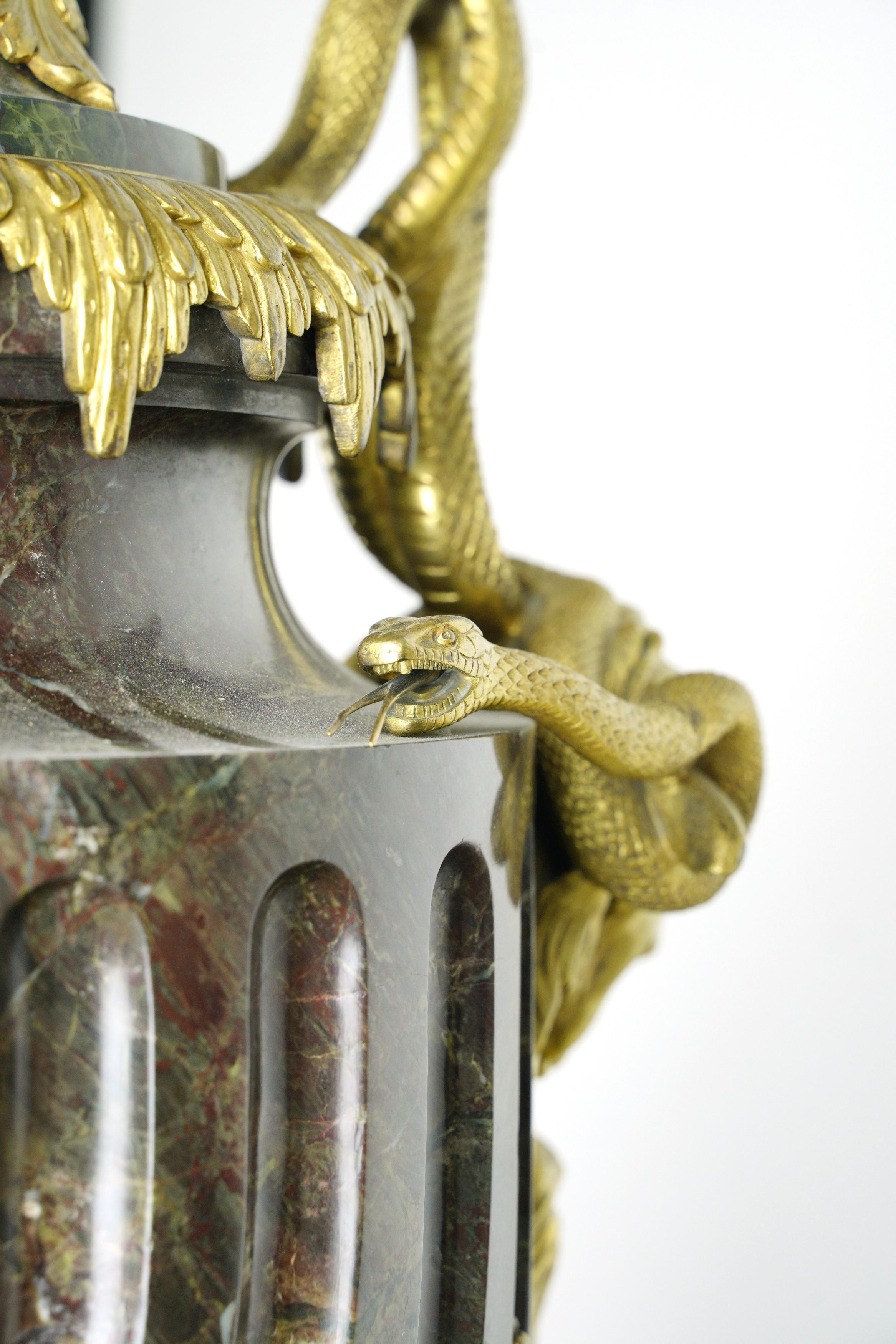 Paire de piédestaux d'urnes Empire français en marbre vert et bronze doré en vente 9