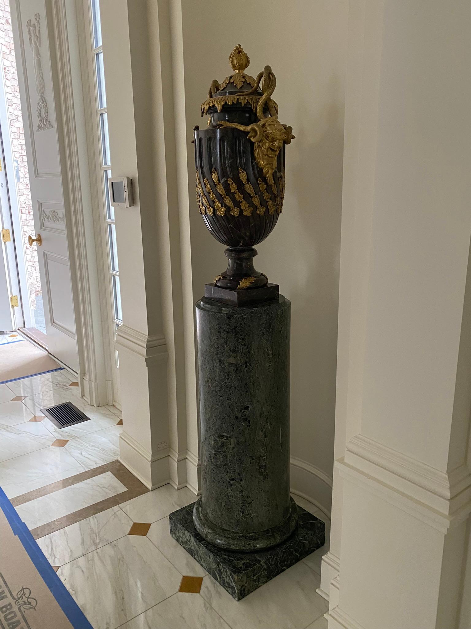 Paire de piédestaux d'urnes Empire français en marbre vert et bronze doré en vente 12