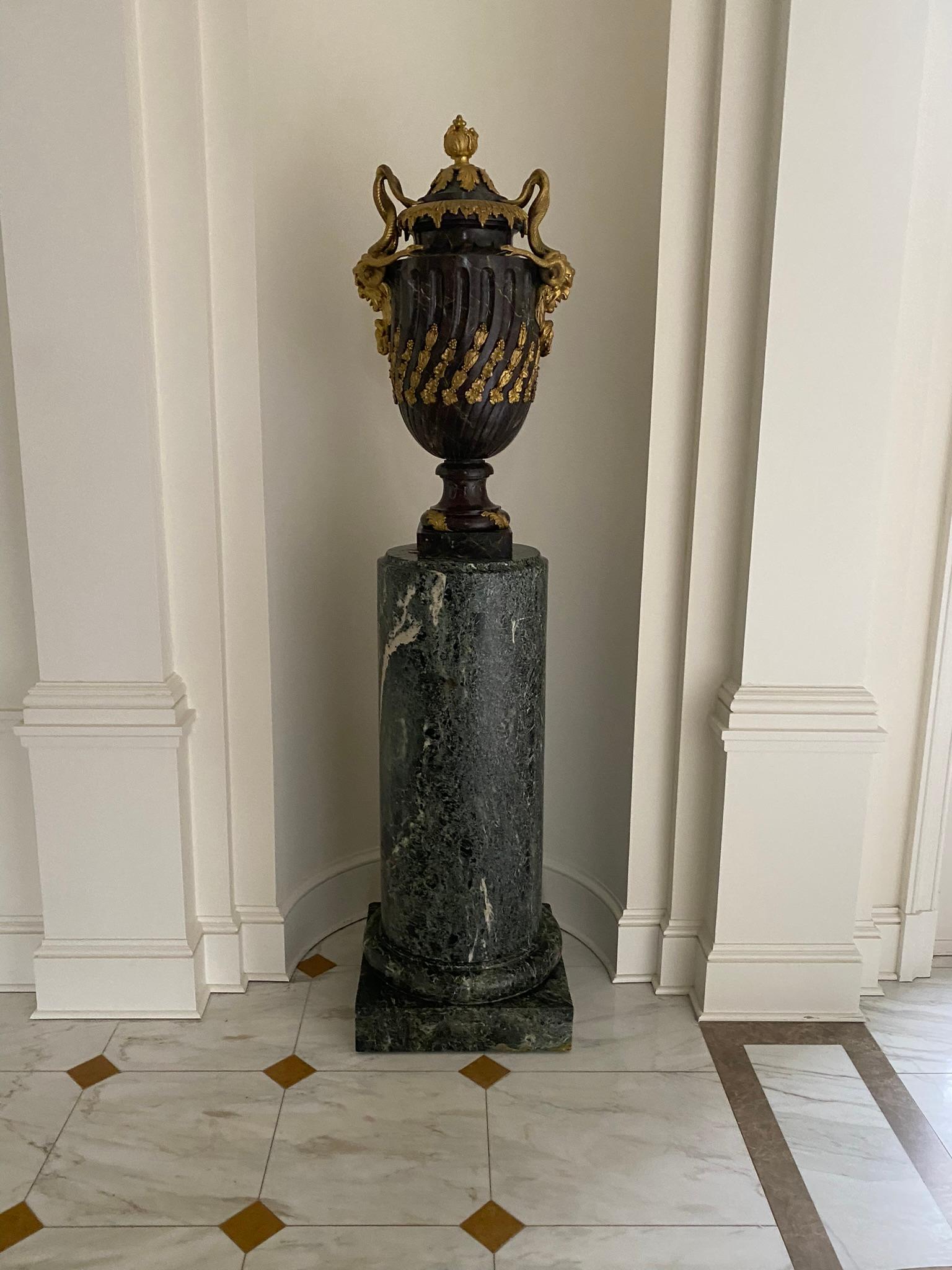 Paire de piédestaux d'urnes Empire français en marbre vert et bronze doré en vente 13