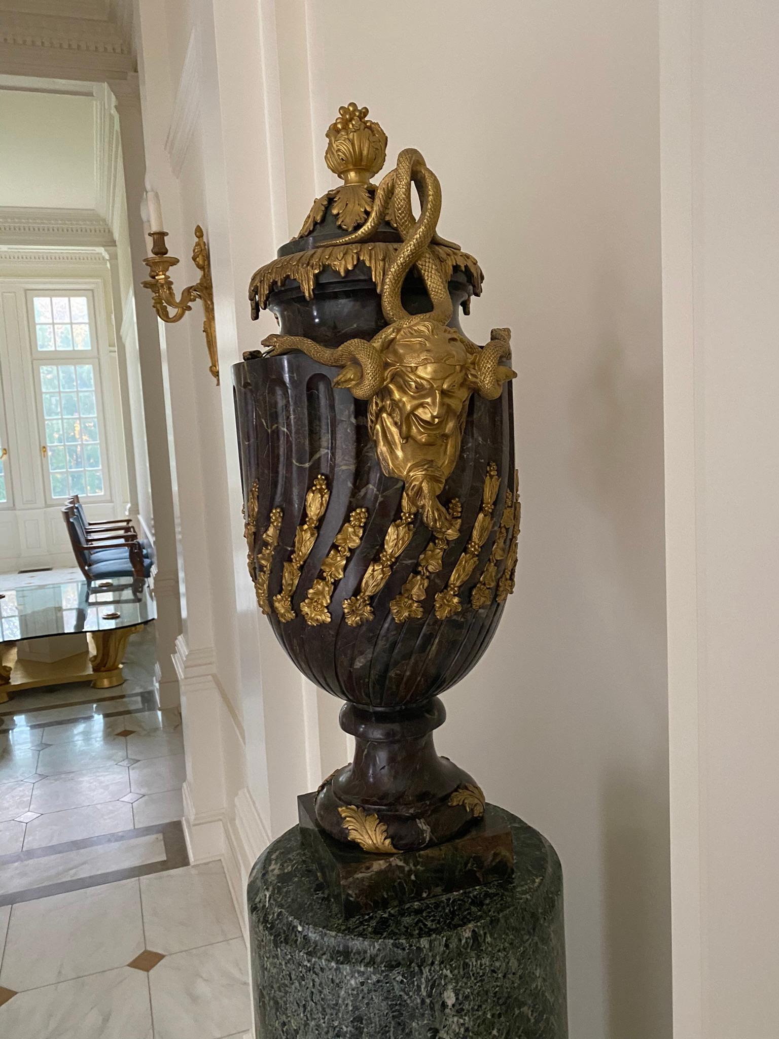 Paire de piédestaux d'urnes Empire français en marbre vert et bronze doré en vente 14