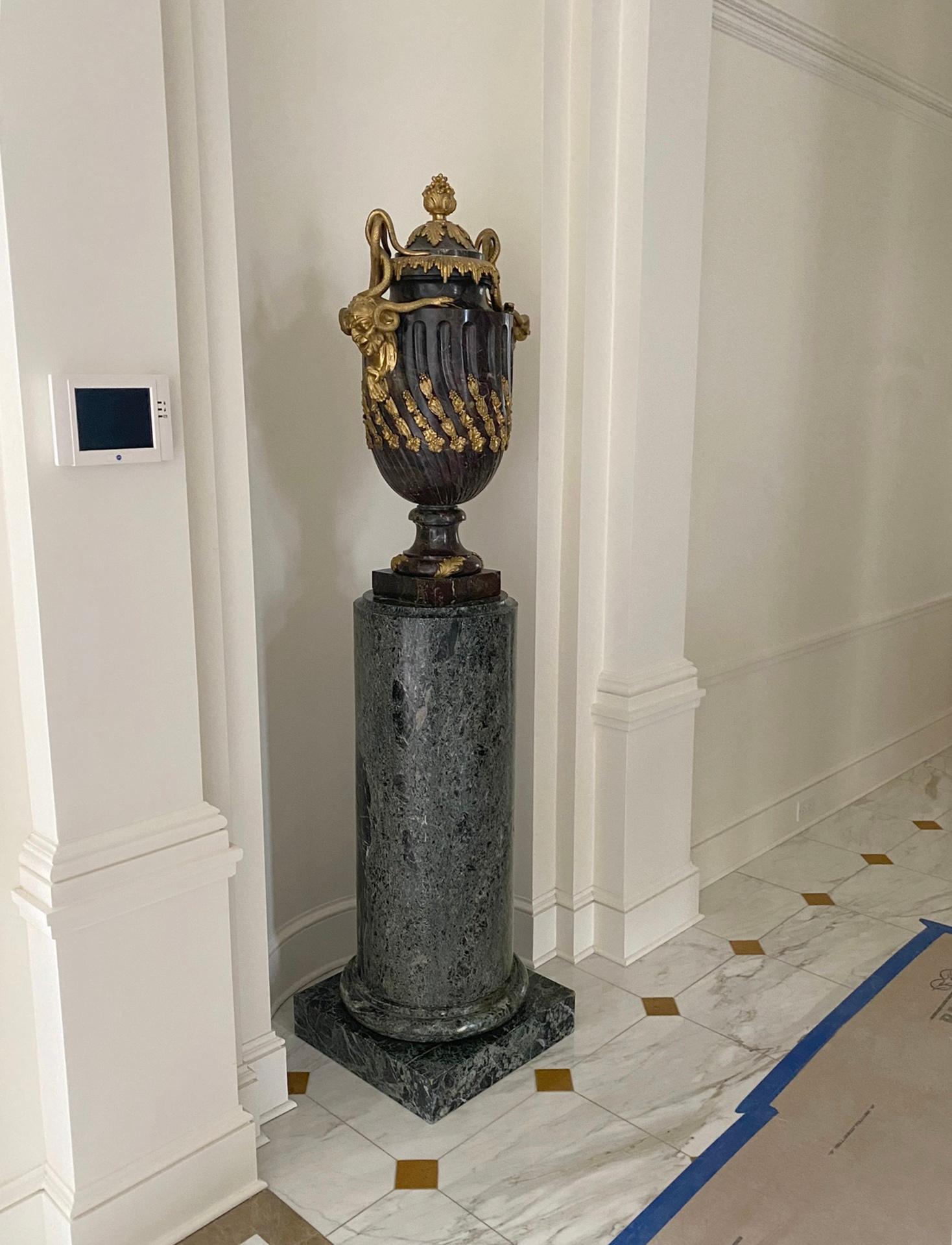 Paire de piédestaux d'urnes Empire français en marbre vert et bronze doré en vente 15