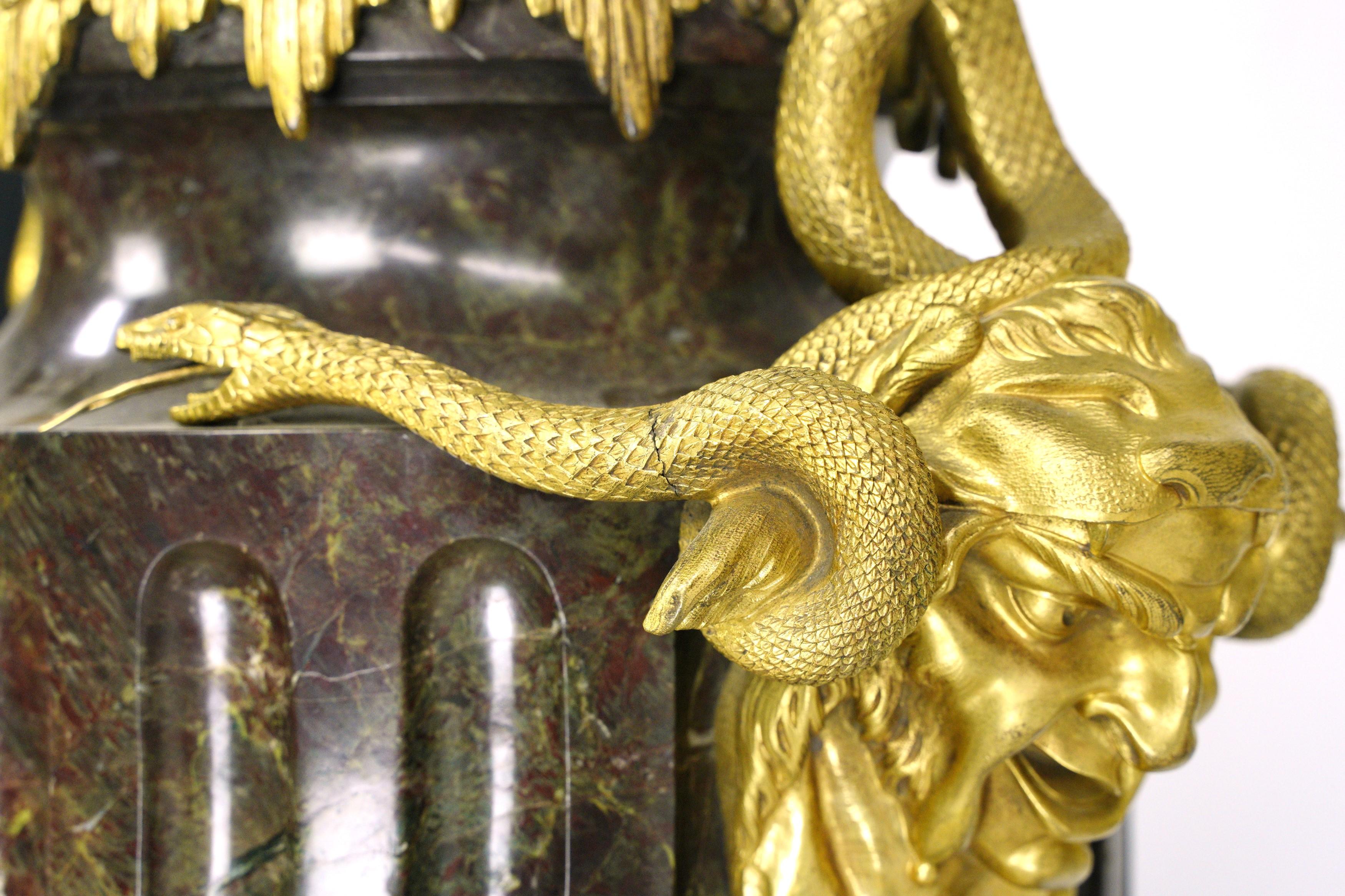 Bronze Paire de piédestaux d'urnes Empire français en marbre vert et bronze doré en vente