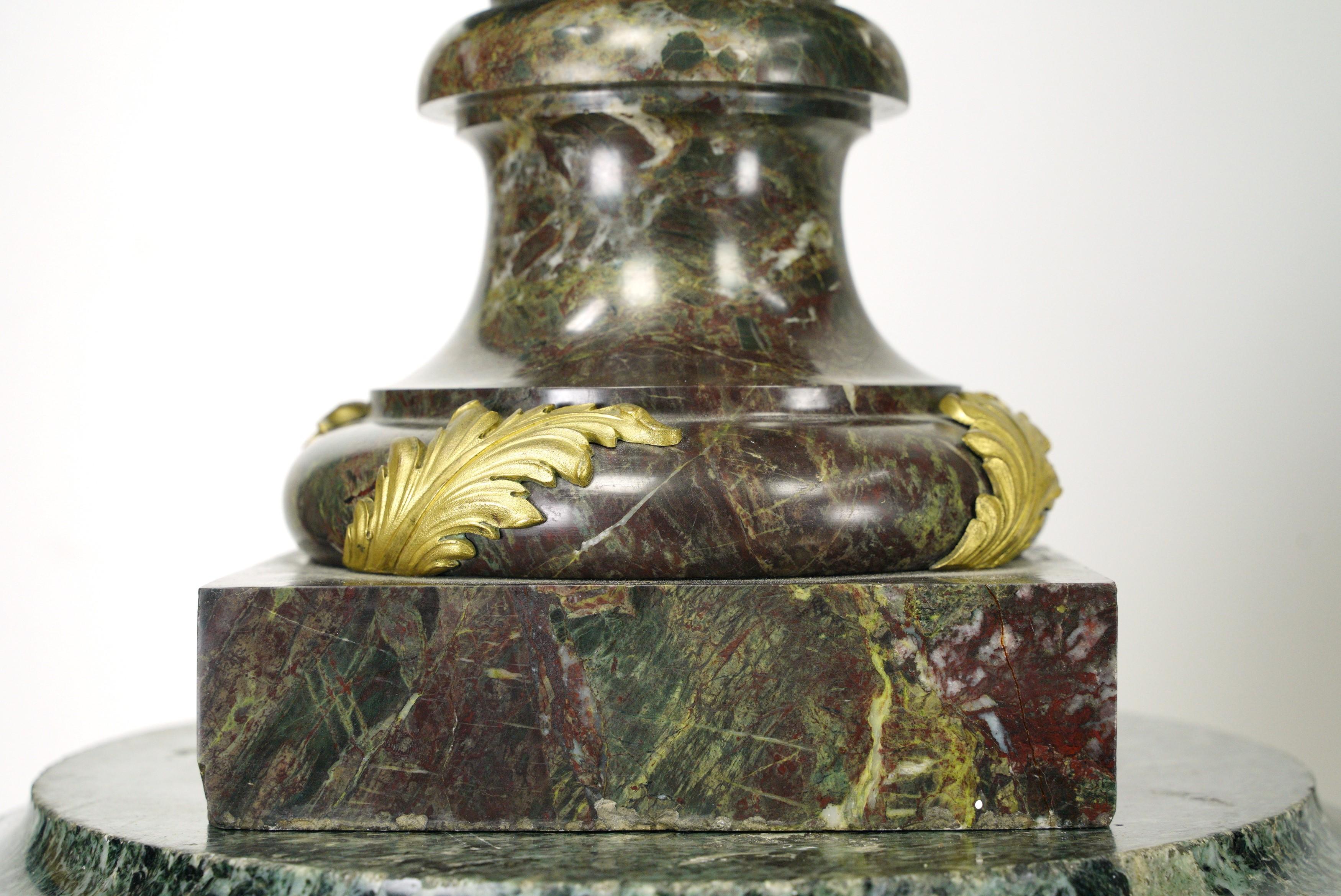 Paire de piédestaux d'urnes Empire français en marbre vert et bronze doré en vente 1