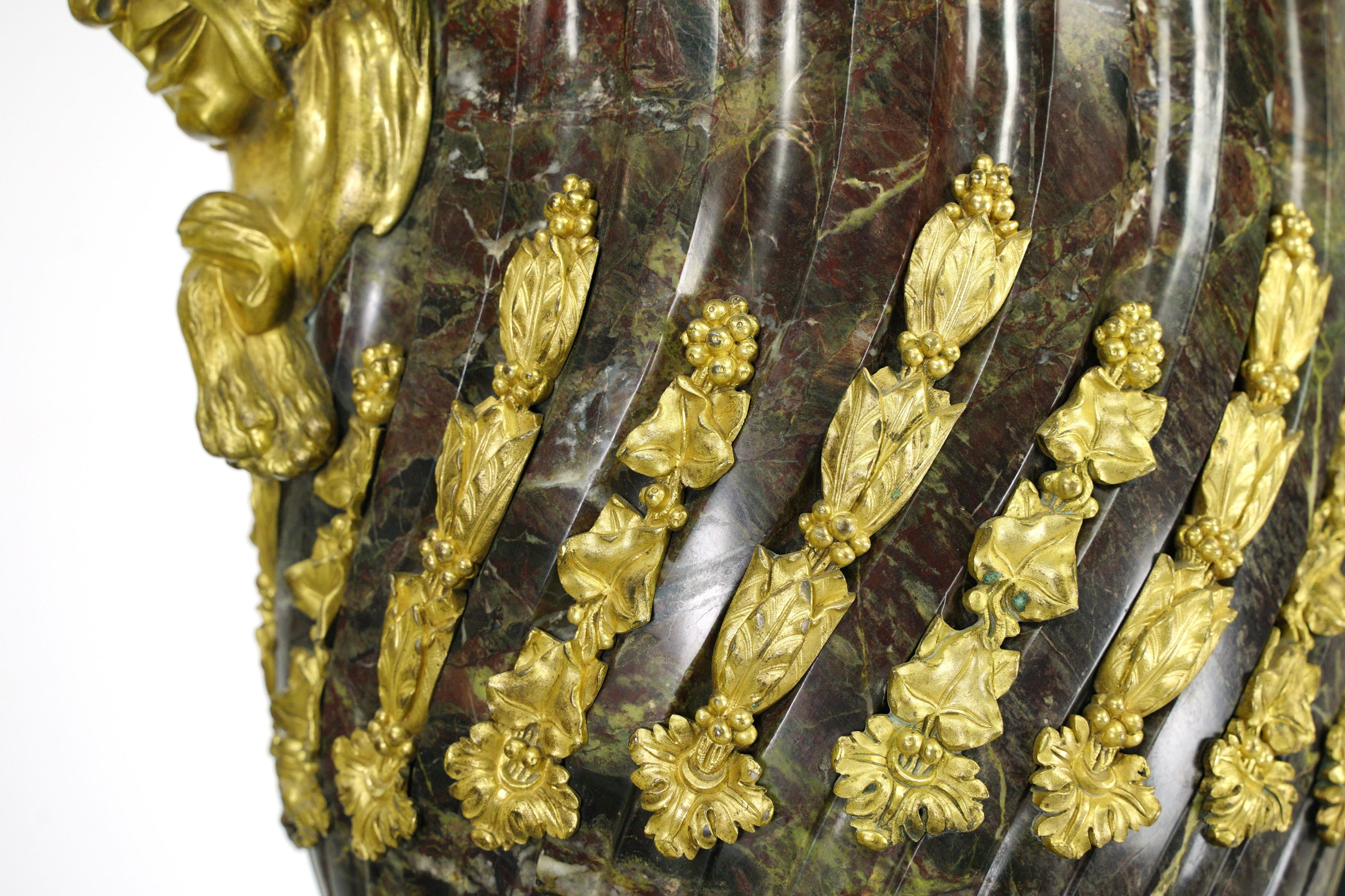 Paire de piédestaux d'urnes Empire français en marbre vert et bronze doré en vente 2