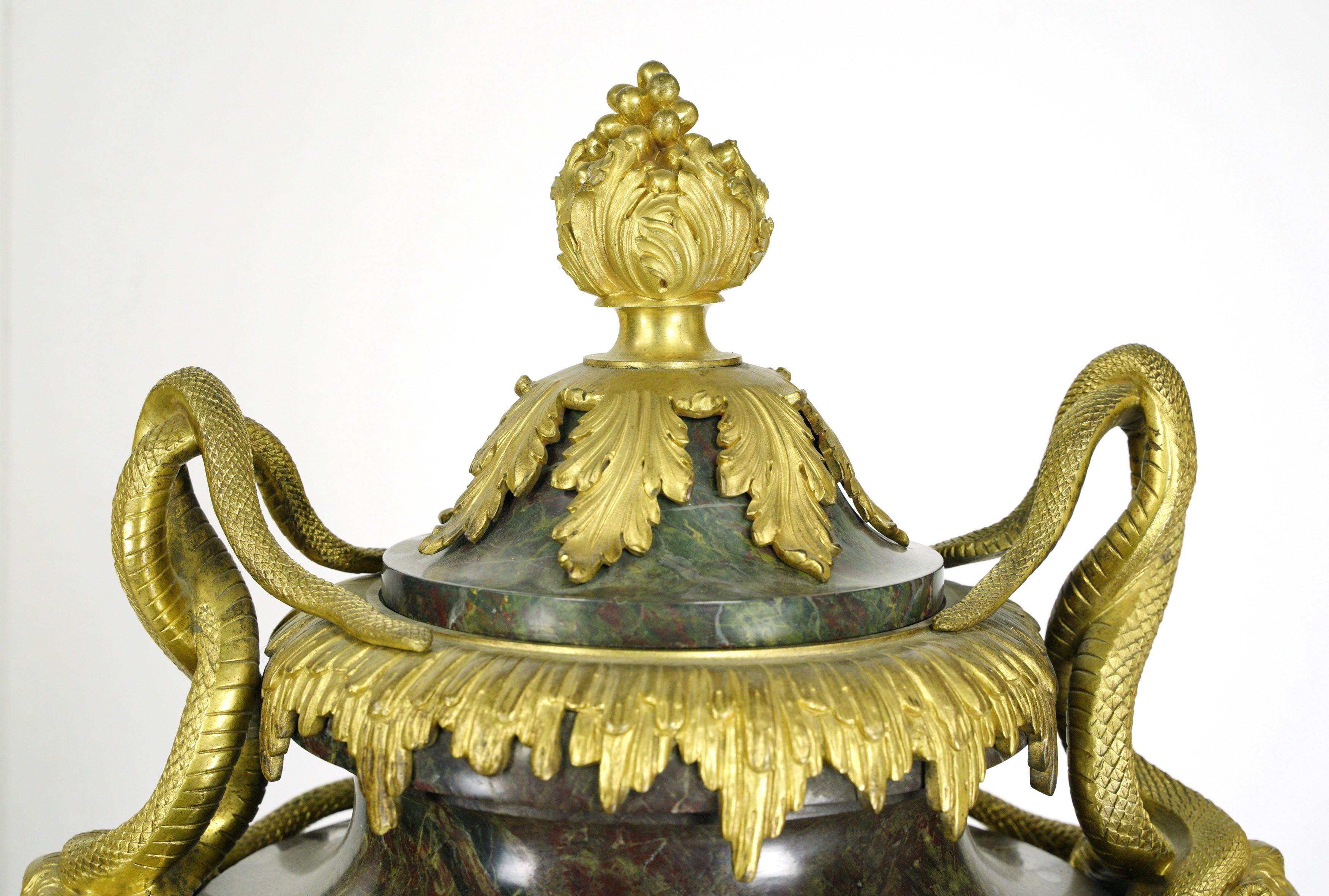 Paire de piédestaux d'urnes Empire français en marbre vert et bronze doré en vente 3