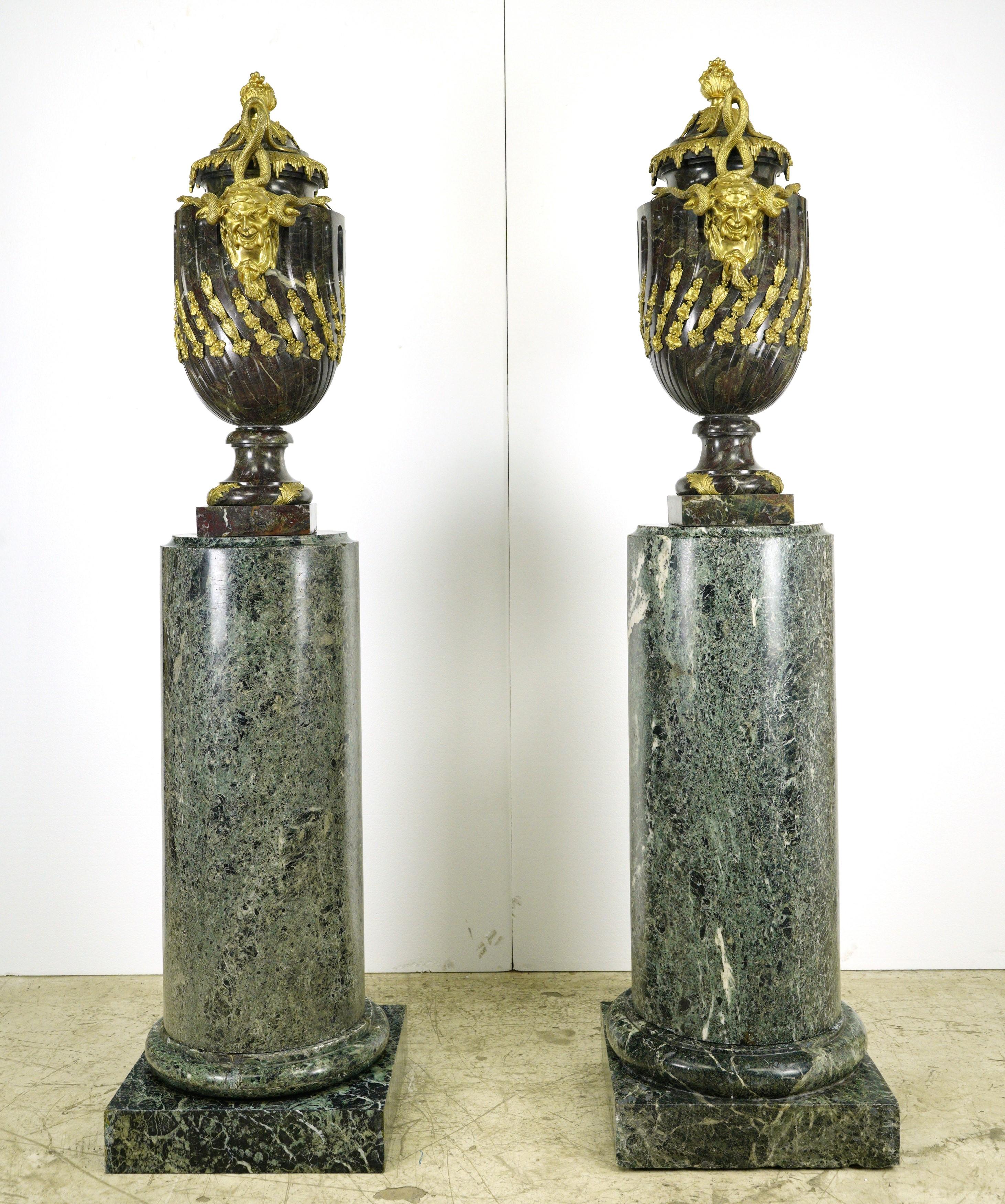 Paire de piédestaux d'urnes Empire français en marbre vert et bronze doré en vente 4