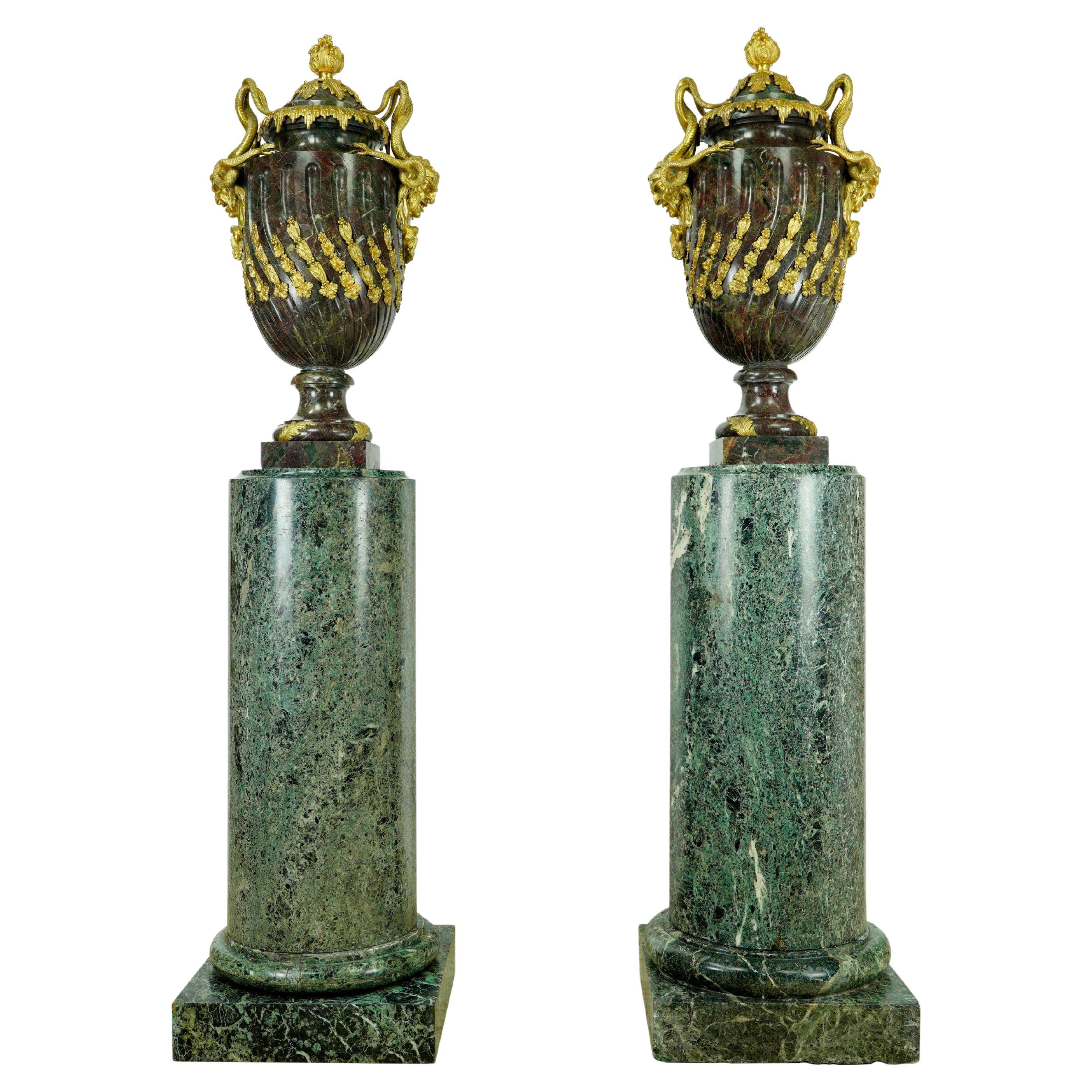 Coppia di colonne con piedistallo a urna in marmo verde impero francese e bronzo dorato