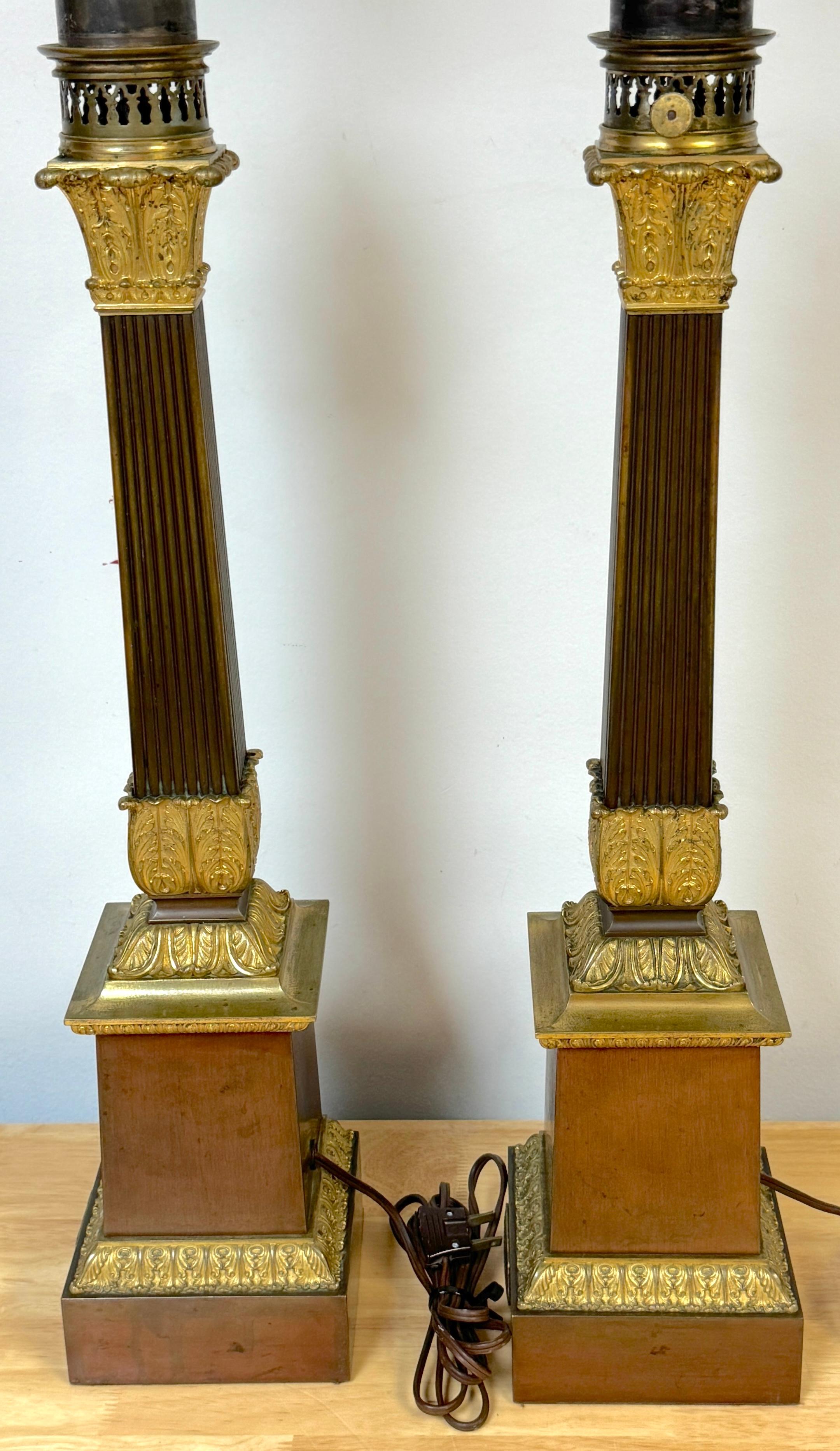 Coppia di lampade a colonna scanalate in bronzo patinato e ormolu francesi dell'Impero, firmate, 1830 in vendita 2