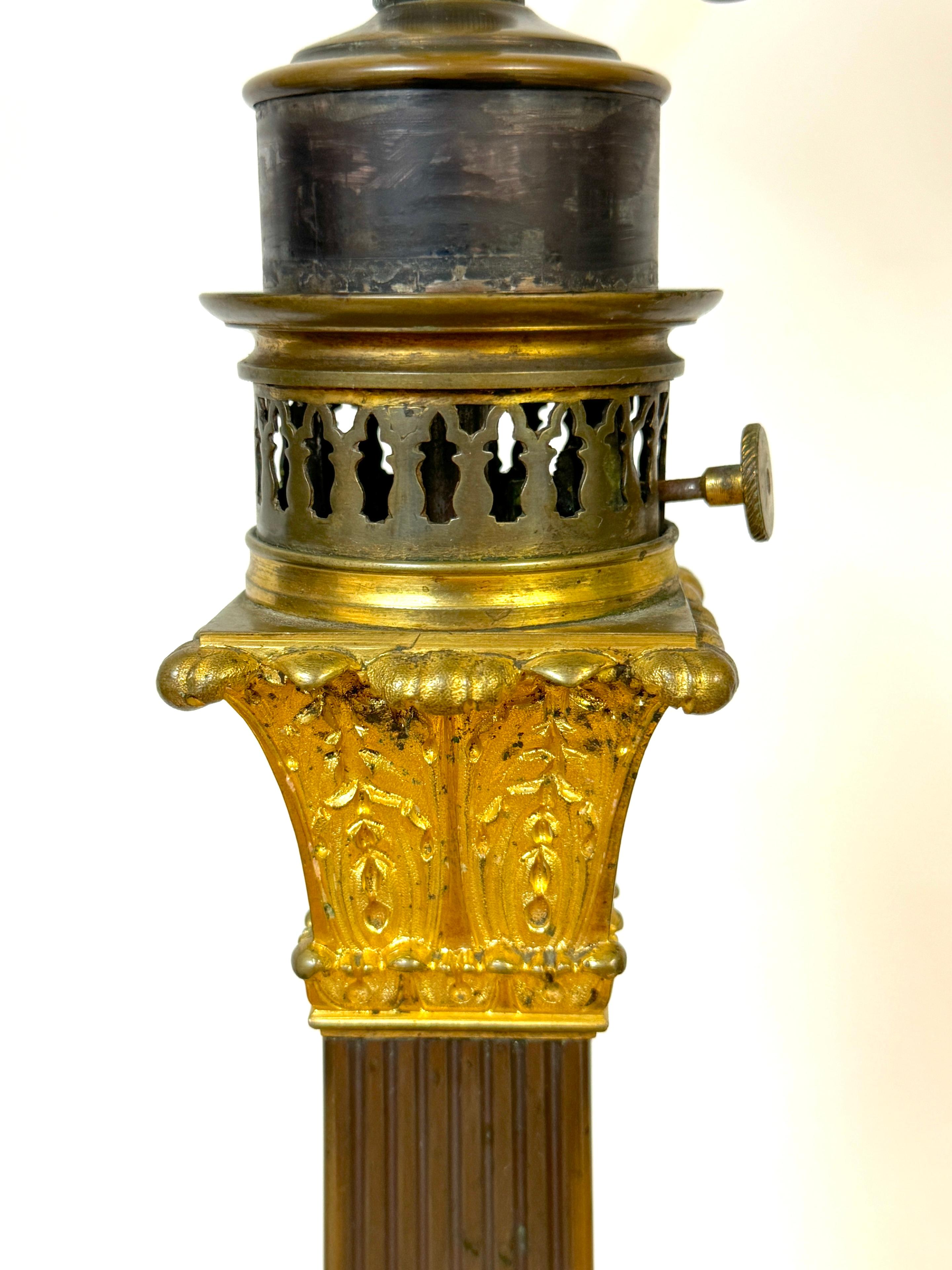 Coppia di lampade a colonna scanalate in bronzo patinato e ormolu francesi dell'Impero, firmate, 1830 in vendita 3