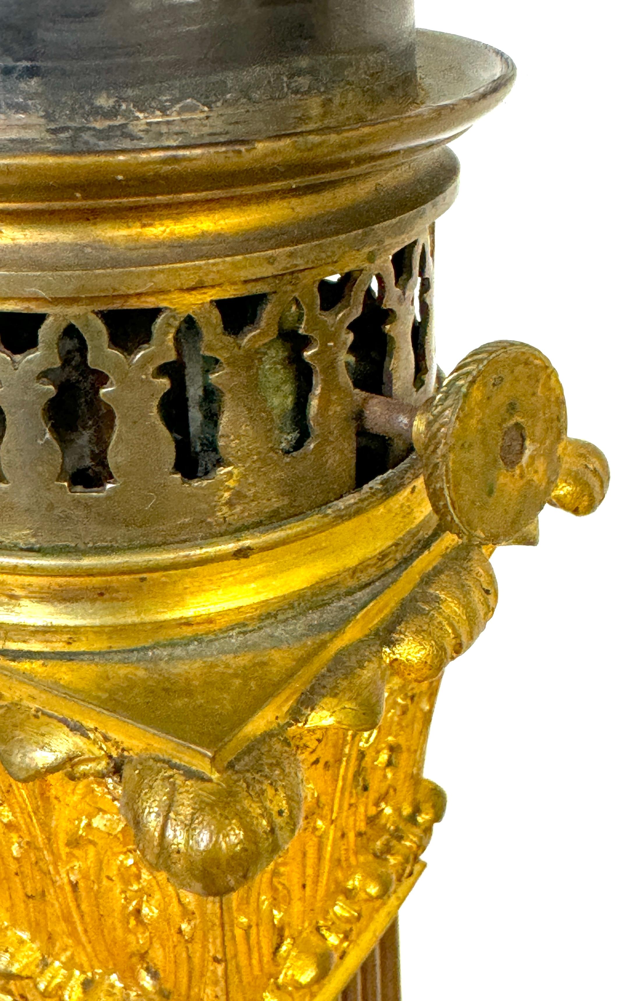 Coppia di lampade a colonna scanalate in bronzo patinato e ormolu francesi dell'Impero, firmate, 1830 in vendita 4