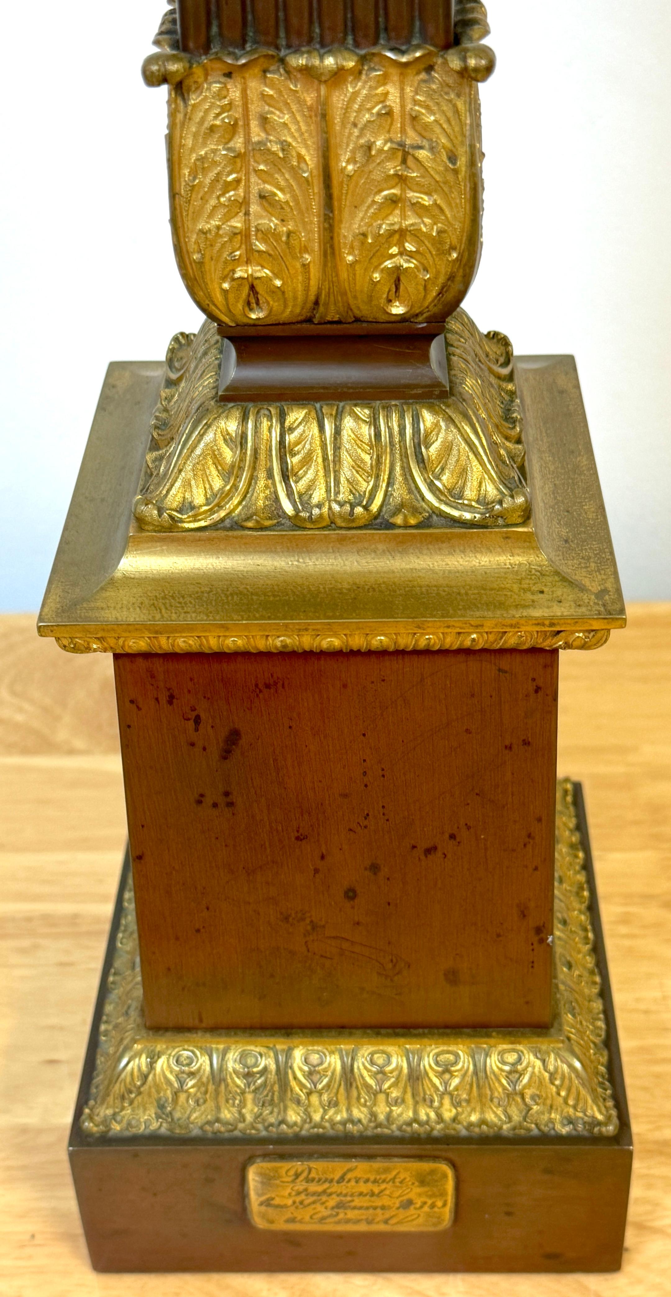 Coppia di lampade a colonna scanalate in bronzo patinato e ormolu francesi dell'Impero, firmate, 1830 in vendita 6