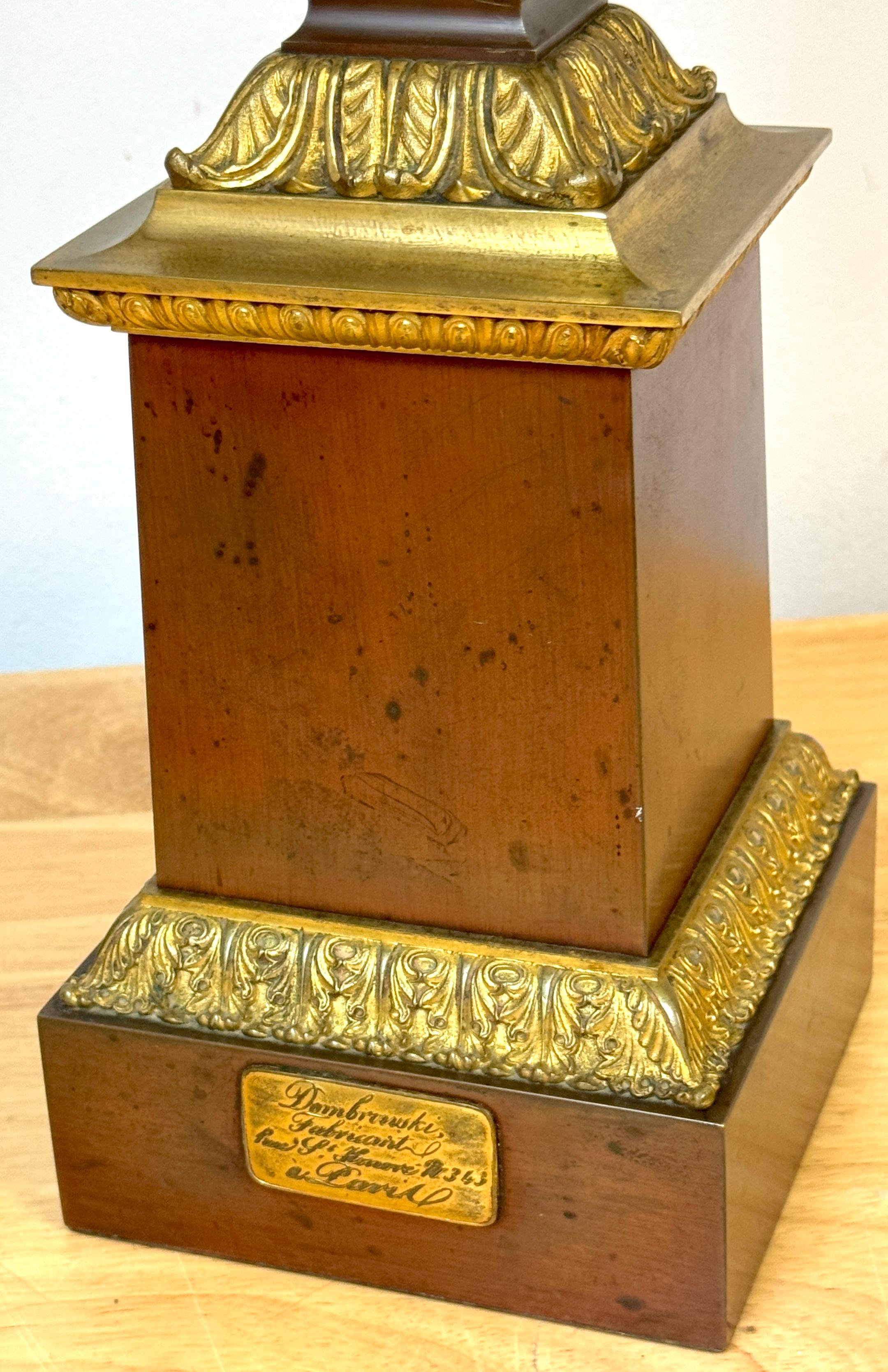 Coppia di lampade a colonna scanalate in bronzo patinato e ormolu francesi dell'Impero, firmate, 1830 in vendita 10