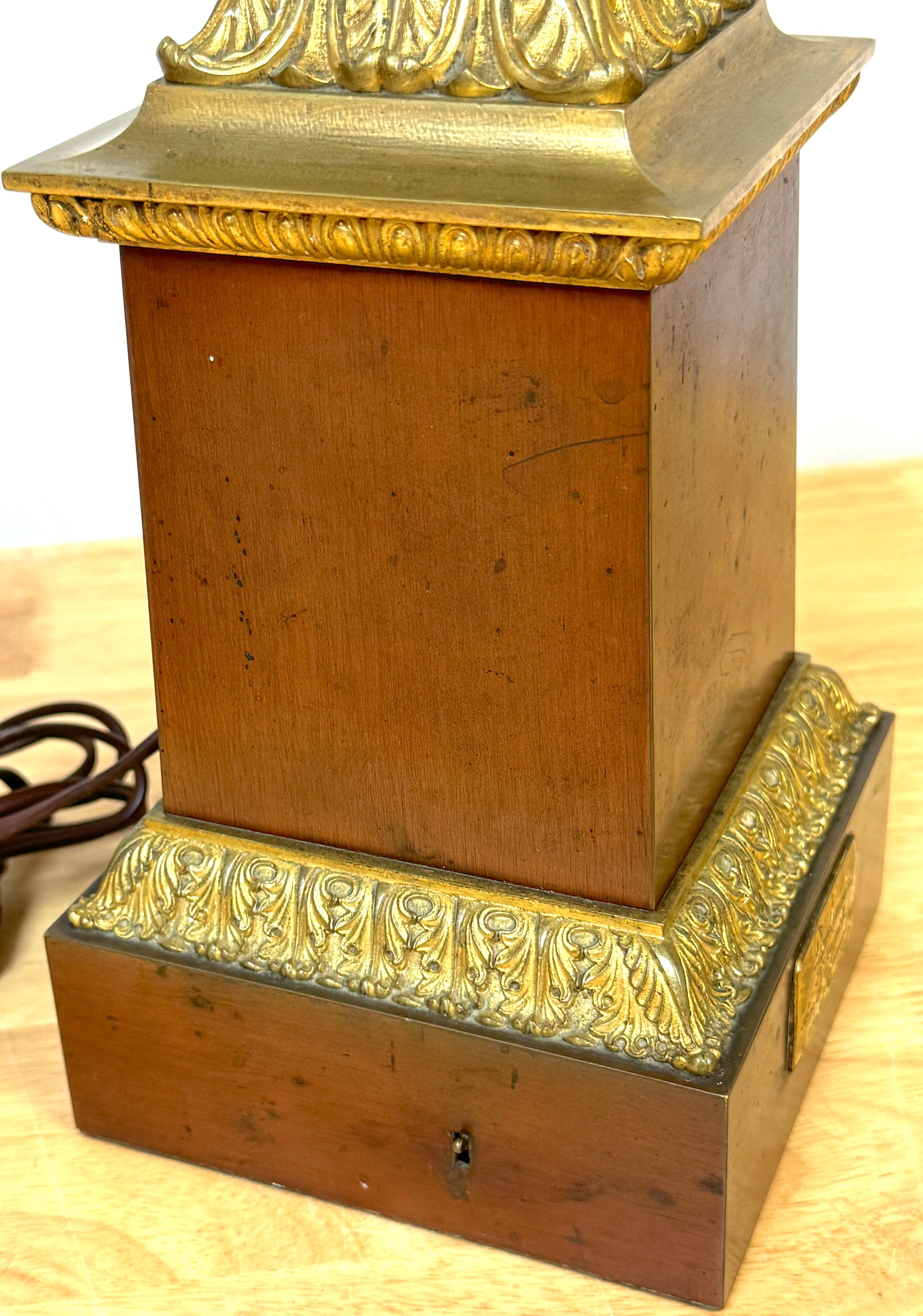 Coppia di lampade a colonna scanalate in bronzo patinato e ormolu francesi dell'Impero, firmate, 1830 in vendita 11