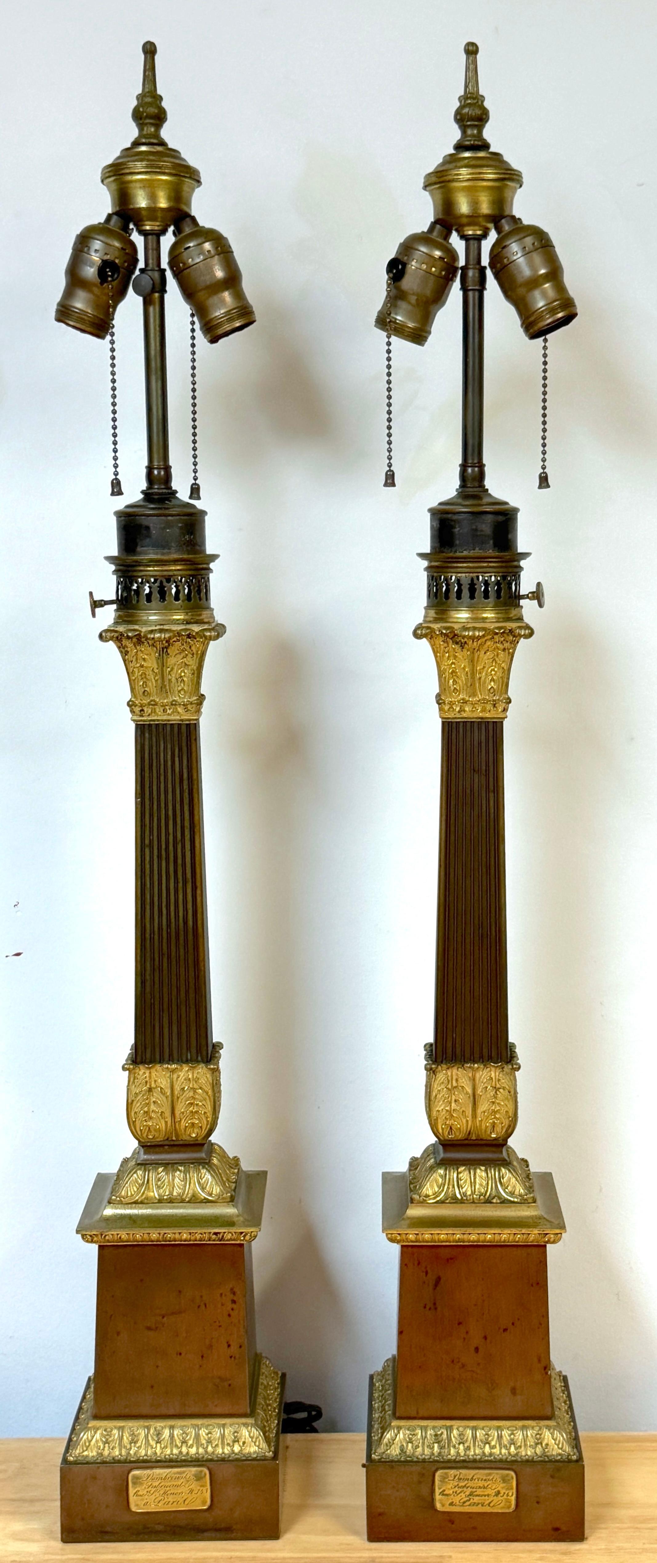 Coppia di lampade a colonna scanalate francesi in bronzo patinato e ormolu, firmate Dombrowski Fabrice Paris Rue St. Honoré 343 a Parigi, CIRCA 1830

Una magnifica coppia di lampade a colonna scanalata in bronzo patinato e ormolu francese