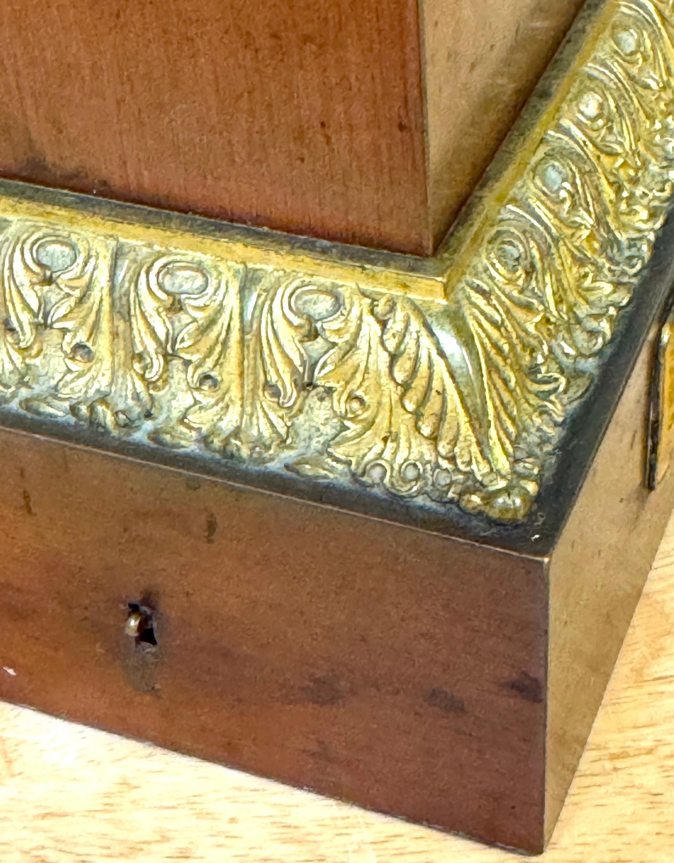Coppia di lampade a colonna scanalate in bronzo patinato e ormolu francesi dell'Impero, firmate, 1830 in vendita 12