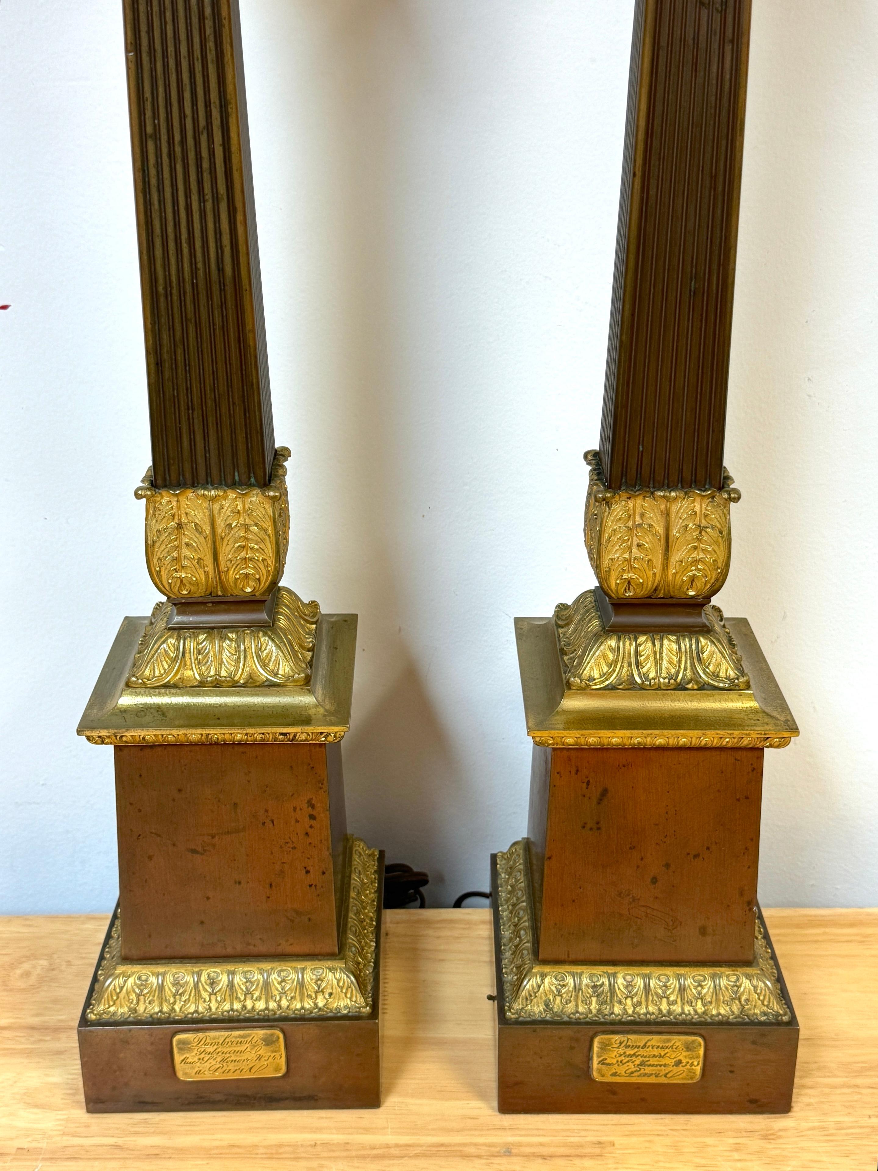 Stile impero Coppia di lampade a colonna scanalate in bronzo patinato e ormolu francesi dell'Impero, firmate, 1830 in vendita