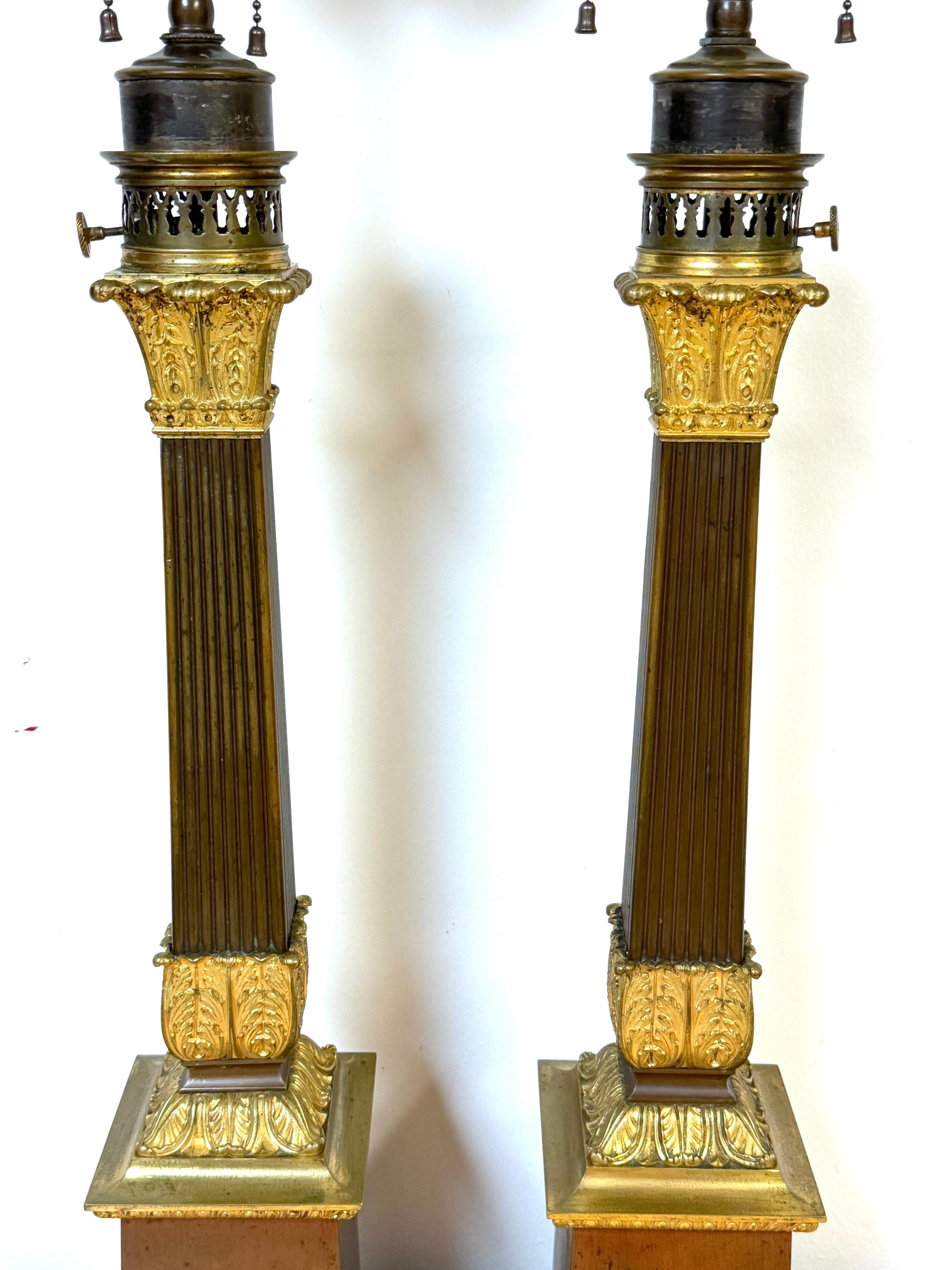 Francese Coppia di lampade a colonna scanalate in bronzo patinato e ormolu francesi dell'Impero, firmate, 1830 in vendita