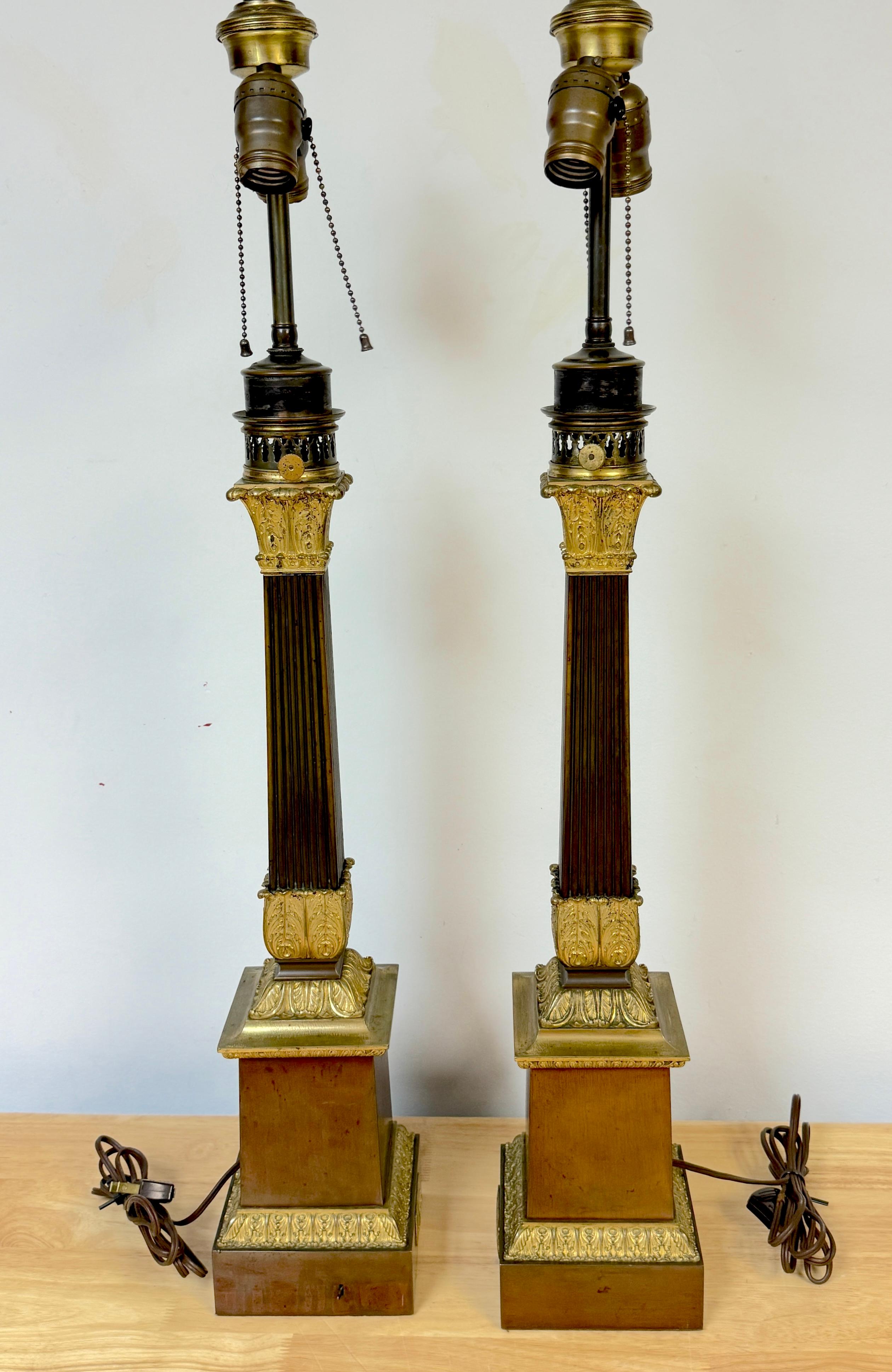 Patinato Coppia di lampade a colonna scanalate in bronzo patinato e ormolu francesi dell'Impero, firmate, 1830 in vendita
