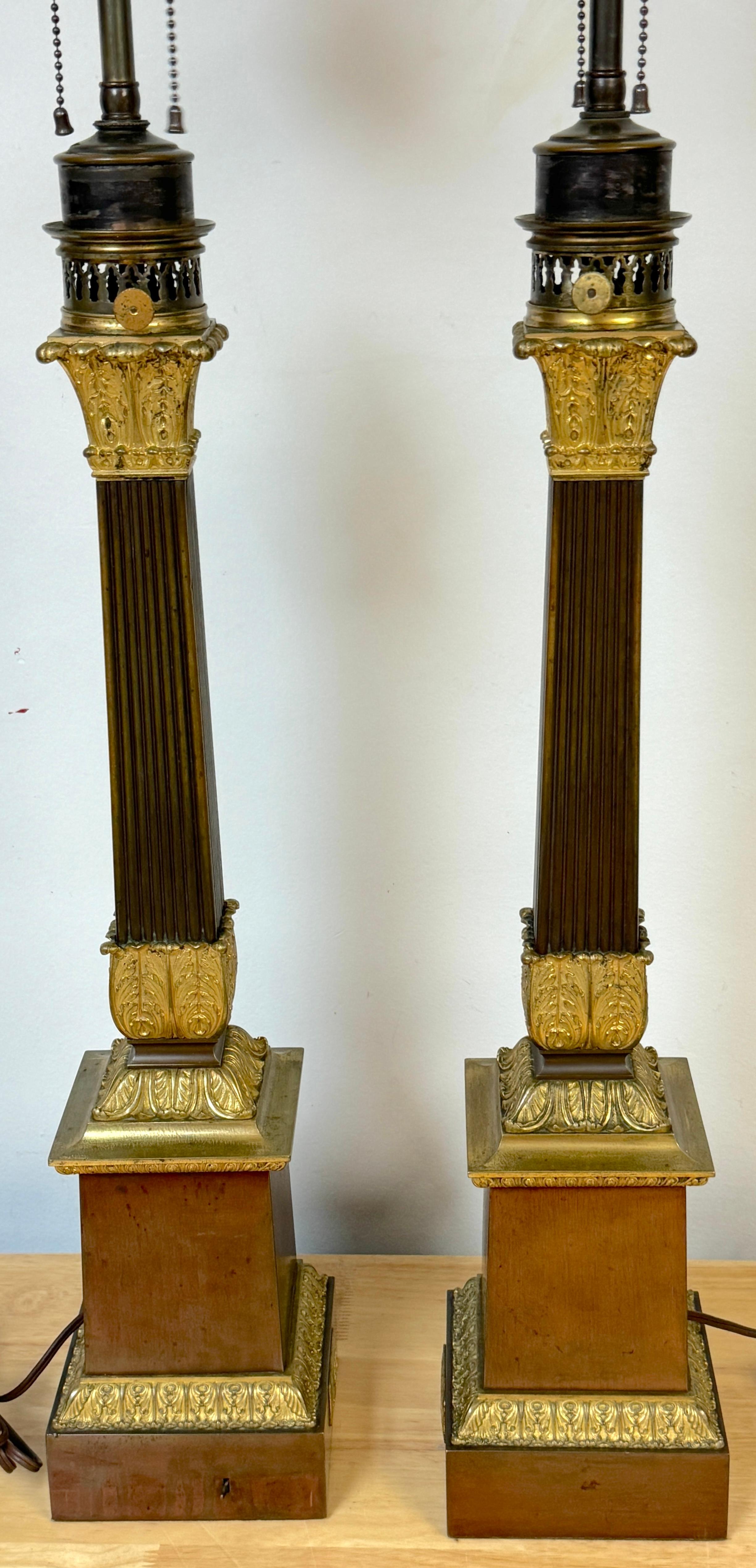 Coppia di lampade a colonna scanalate in bronzo patinato e ormolu francesi dell'Impero, firmate, 1830 In condizioni buone in vendita a West Palm Beach, FL