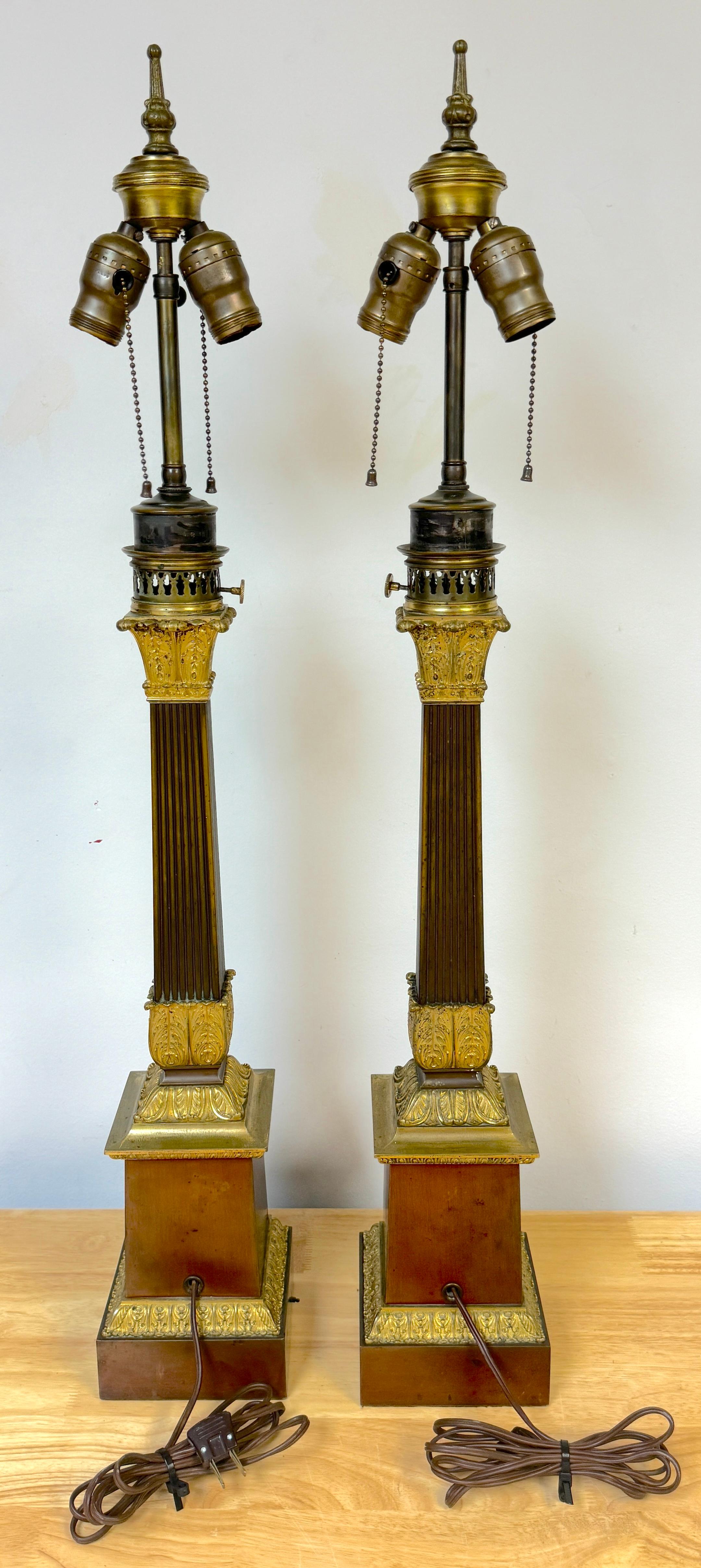 XIX secolo Coppia di lampade a colonna scanalate in bronzo patinato e ormolu francesi dell'Impero, firmate, 1830 in vendita