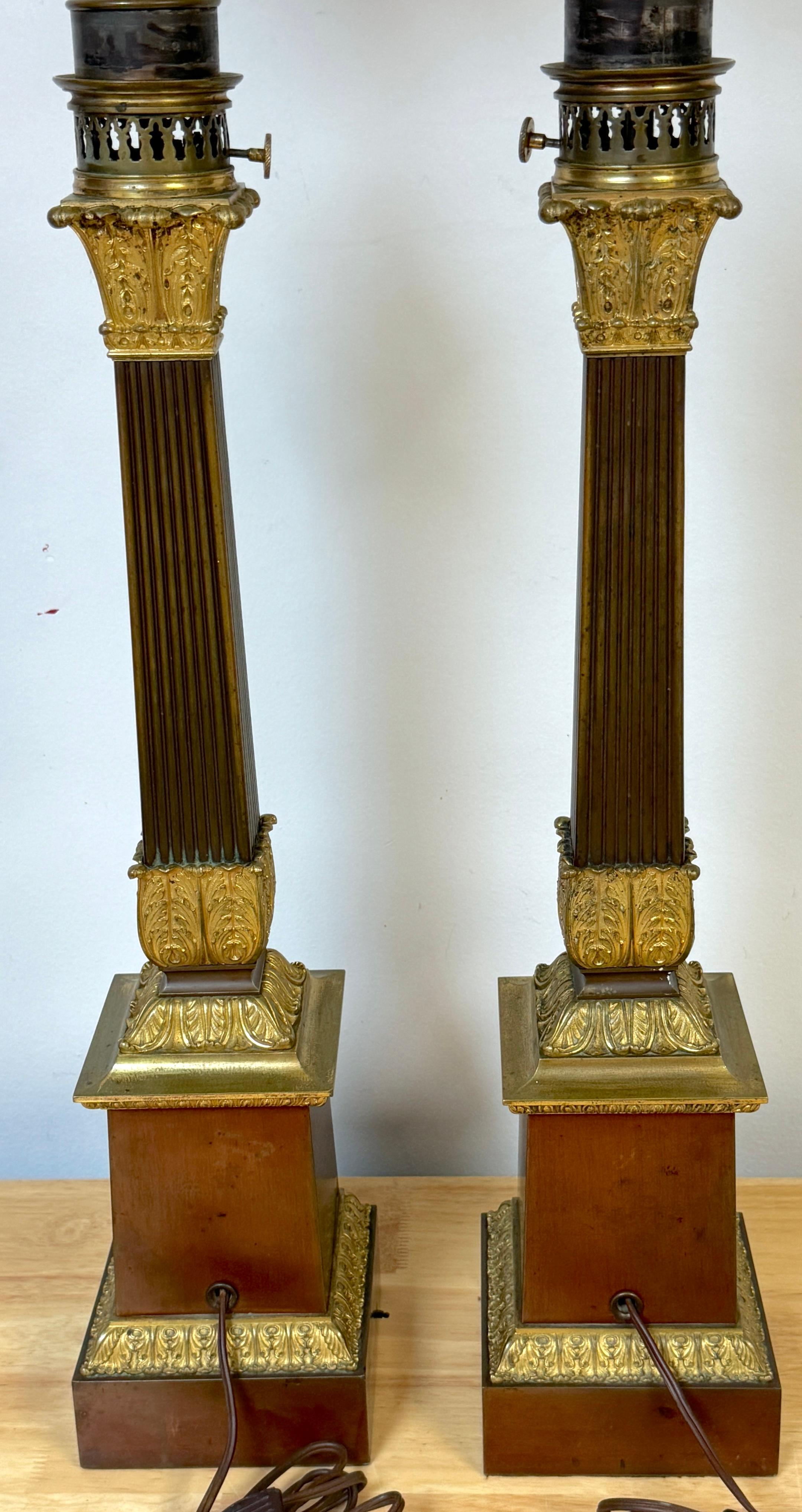 Similoro Coppia di lampade a colonna scanalate in bronzo patinato e ormolu francesi dell'Impero, firmate, 1830 in vendita