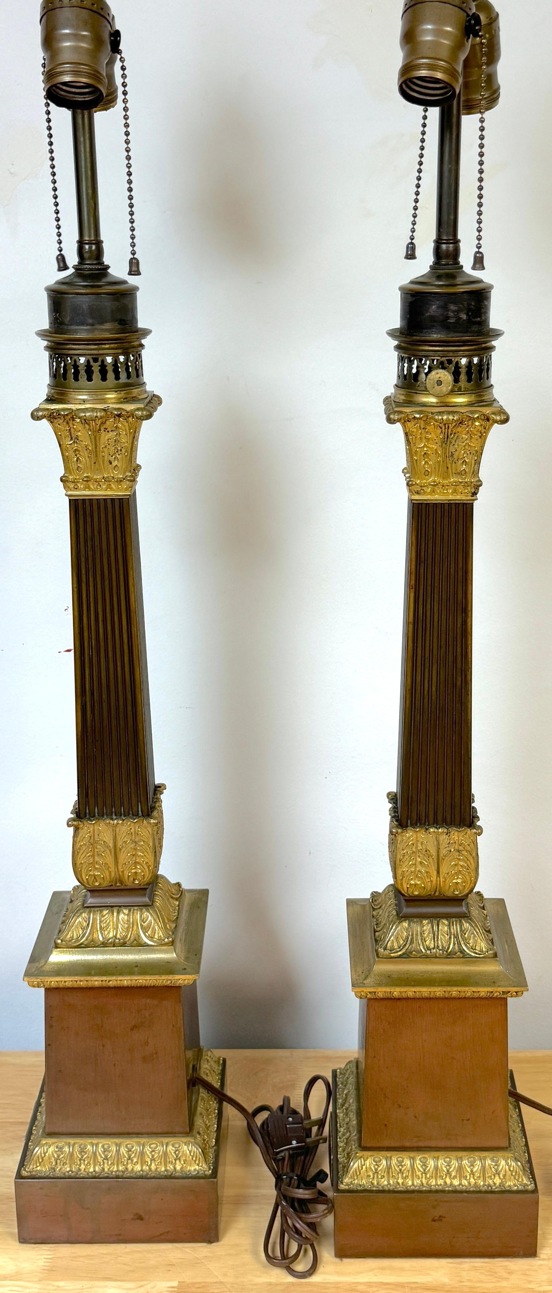 Coppia di lampade a colonna scanalate in bronzo patinato e ormolu francesi dell'Impero, firmate, 1830 in vendita 1